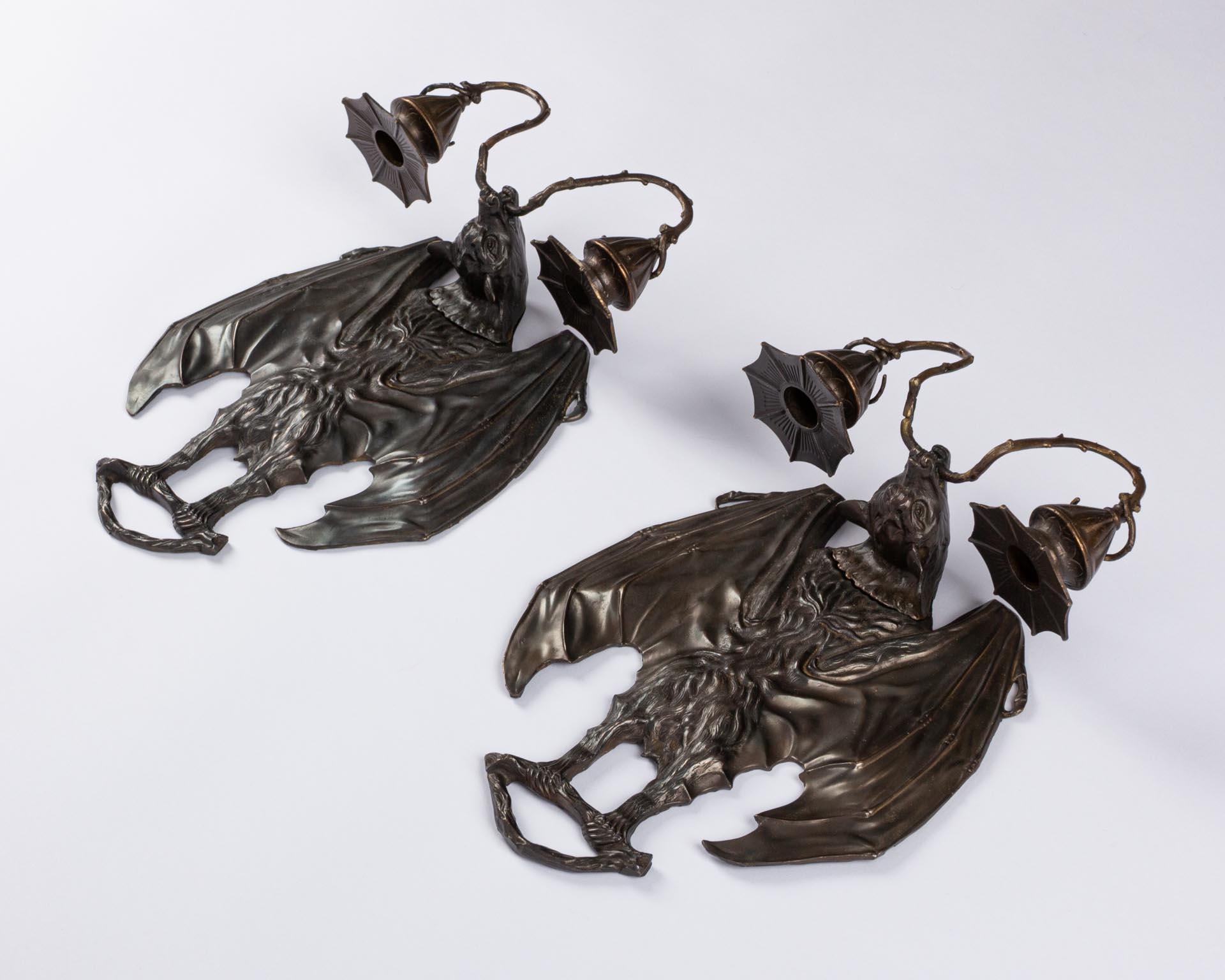 Européen Paire d'appliques murales en forme de batte en bronze patiné d'après William Tonks & Sons en vente
