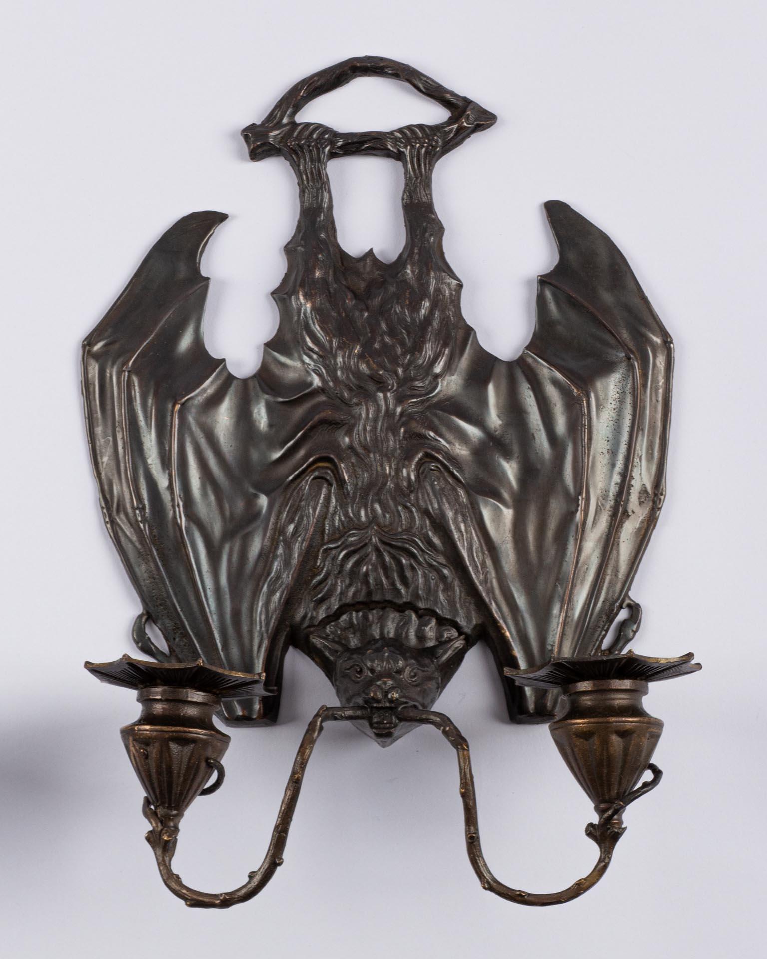 Patiné Paire d'appliques murales en forme de batte en bronze patiné d'après William Tonks & Sons en vente