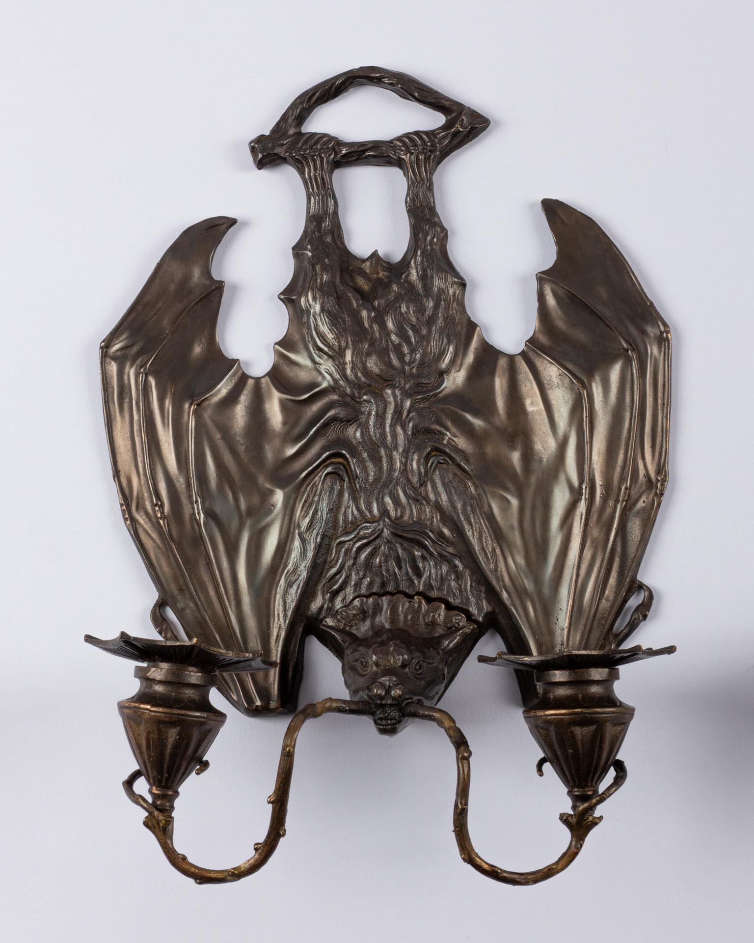 Paire d'appliques murales en forme de batte en bronze patiné d'après William Tonks & Sons Excellent état - En vente à Greven, DE