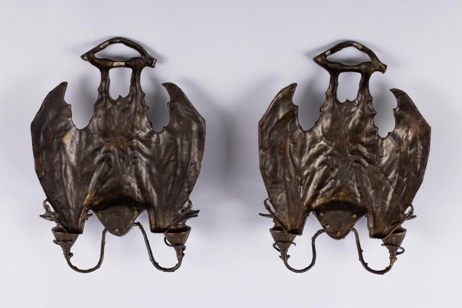 20ième siècle Paire d'appliques murales en forme de batte en bronze patiné d'après William Tonks & Sons en vente