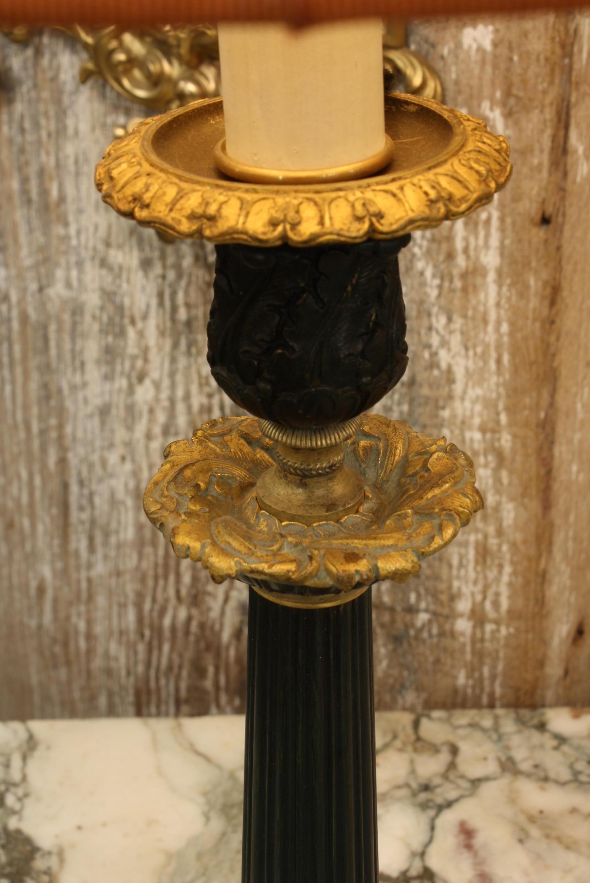 Kerzenständerlampen aus vergoldeter und patinierter Bronze mit orangefarbenen Seidenschirmen, Paar im Angebot 3
