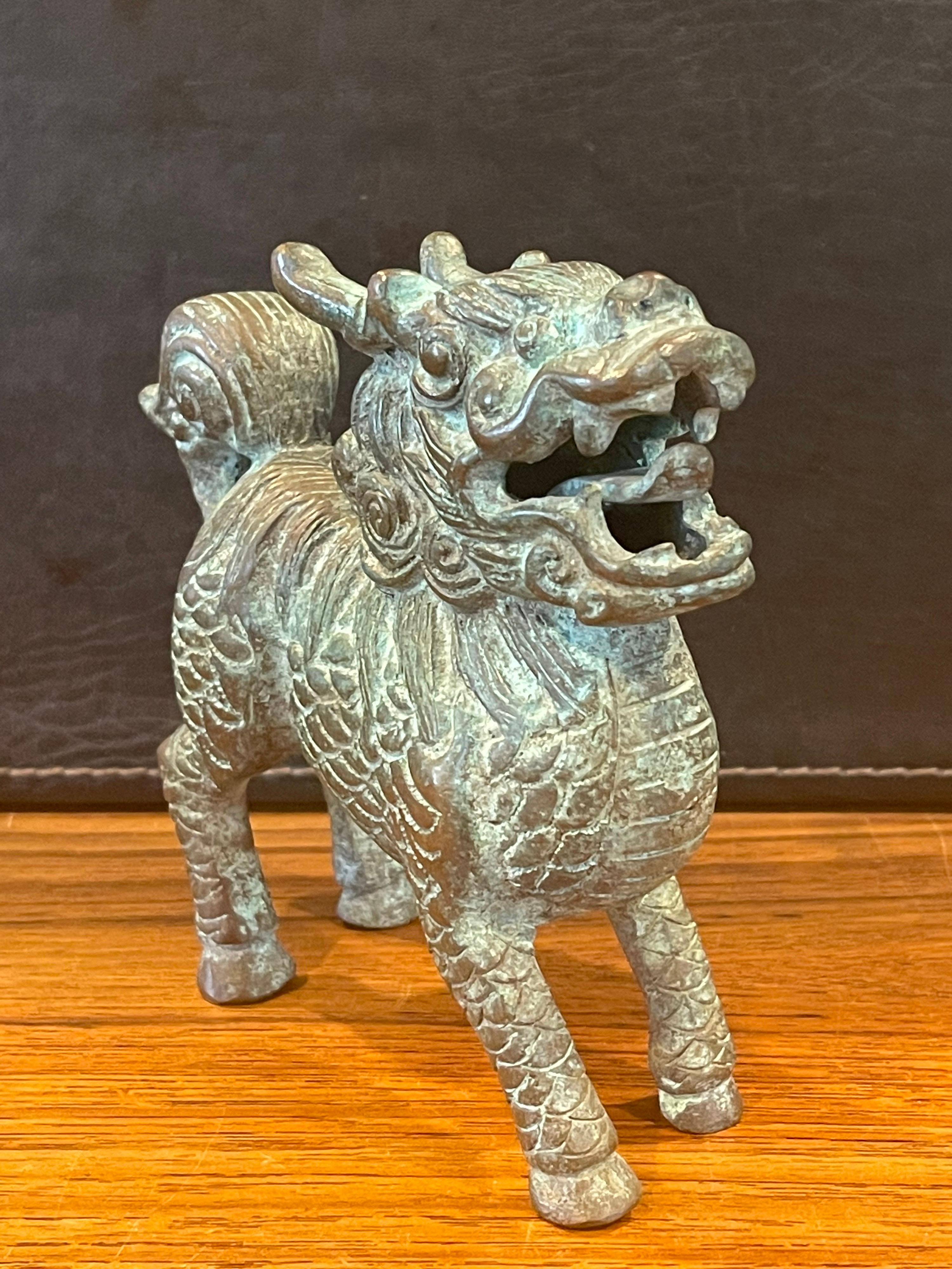Paire de chiens Foo chinois en bronze patiné avec finition vert-de-gris en vente 4