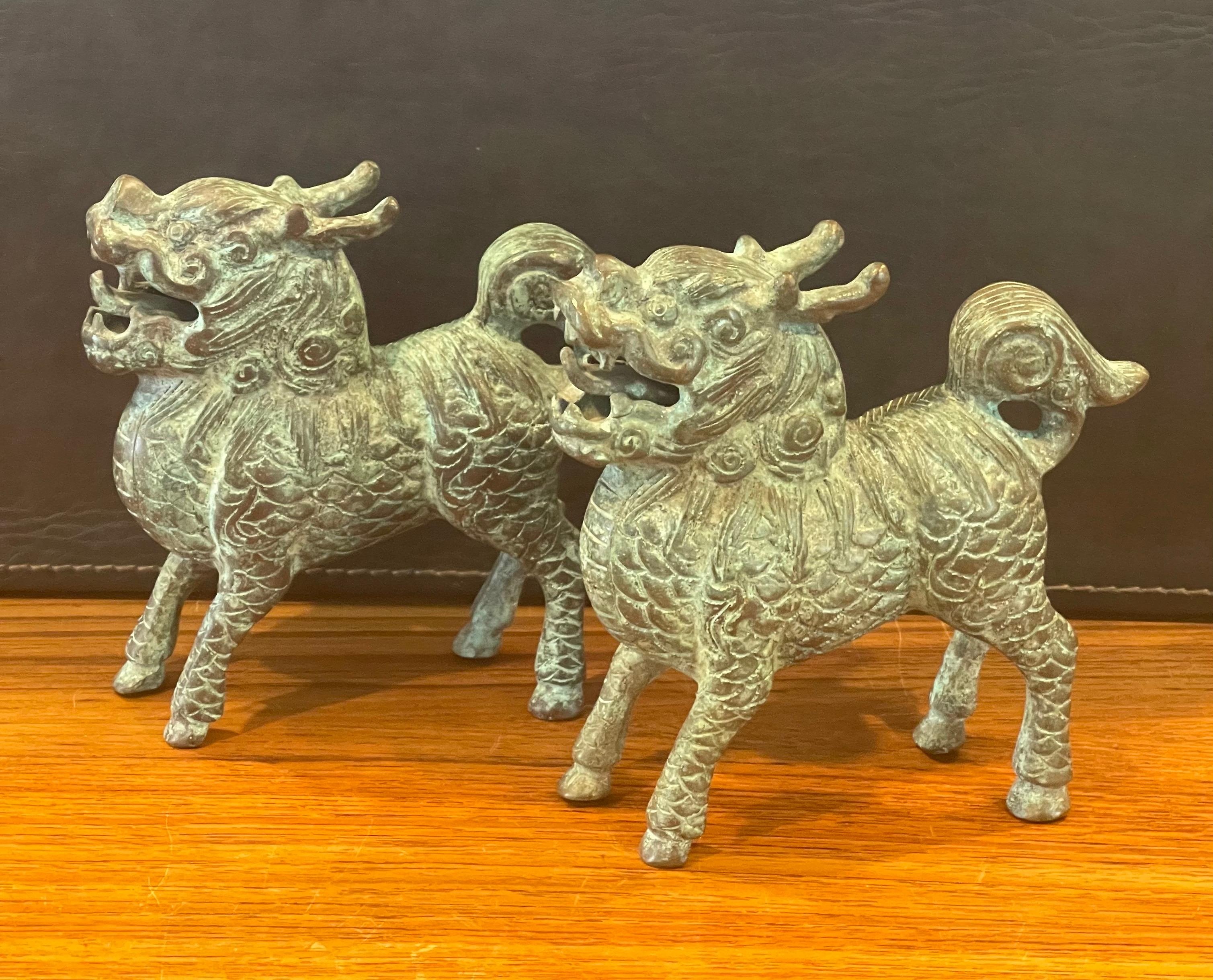 Paar chinesische Foo-Hunde aus patinierter Bronze mit Verdigris-Finish (Moderne der Mitte des Jahrhunderts) im Angebot