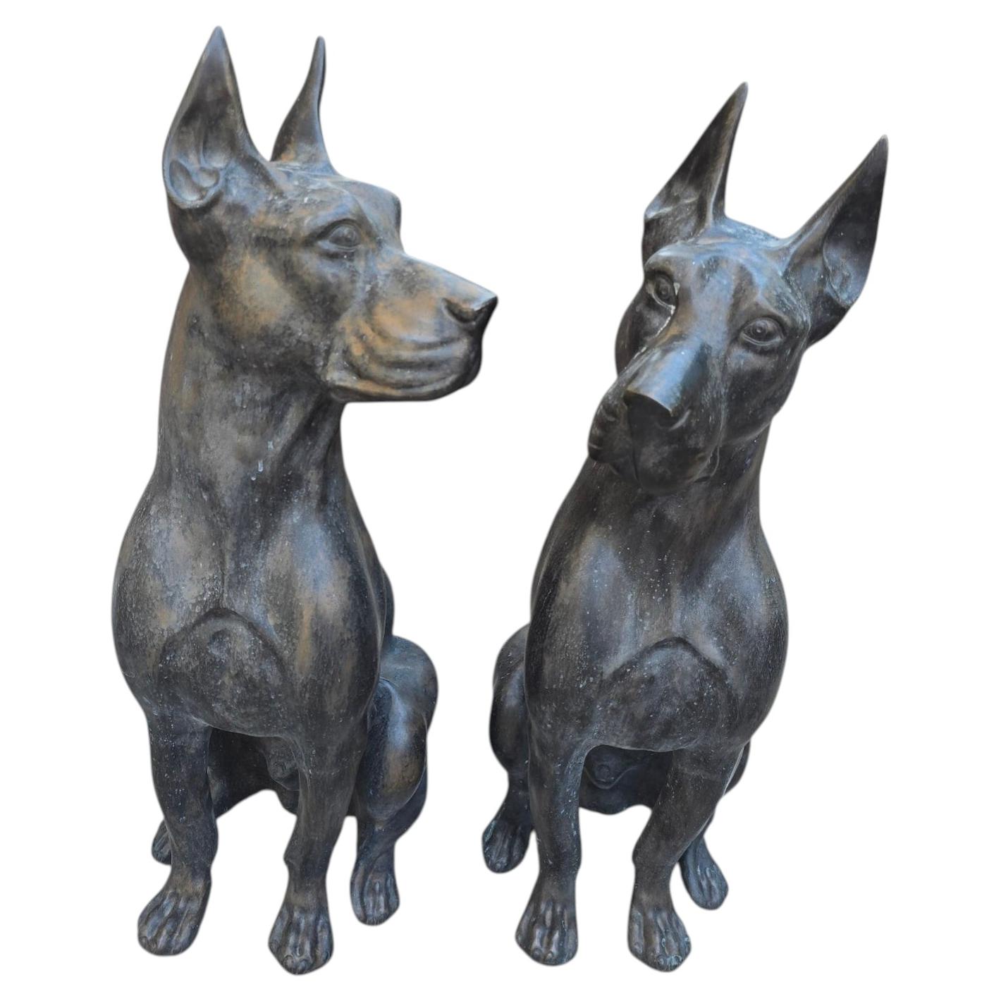 Coppia di sculture in bronzo patinato raffiguranti un dobermann, Italia, anni ’50