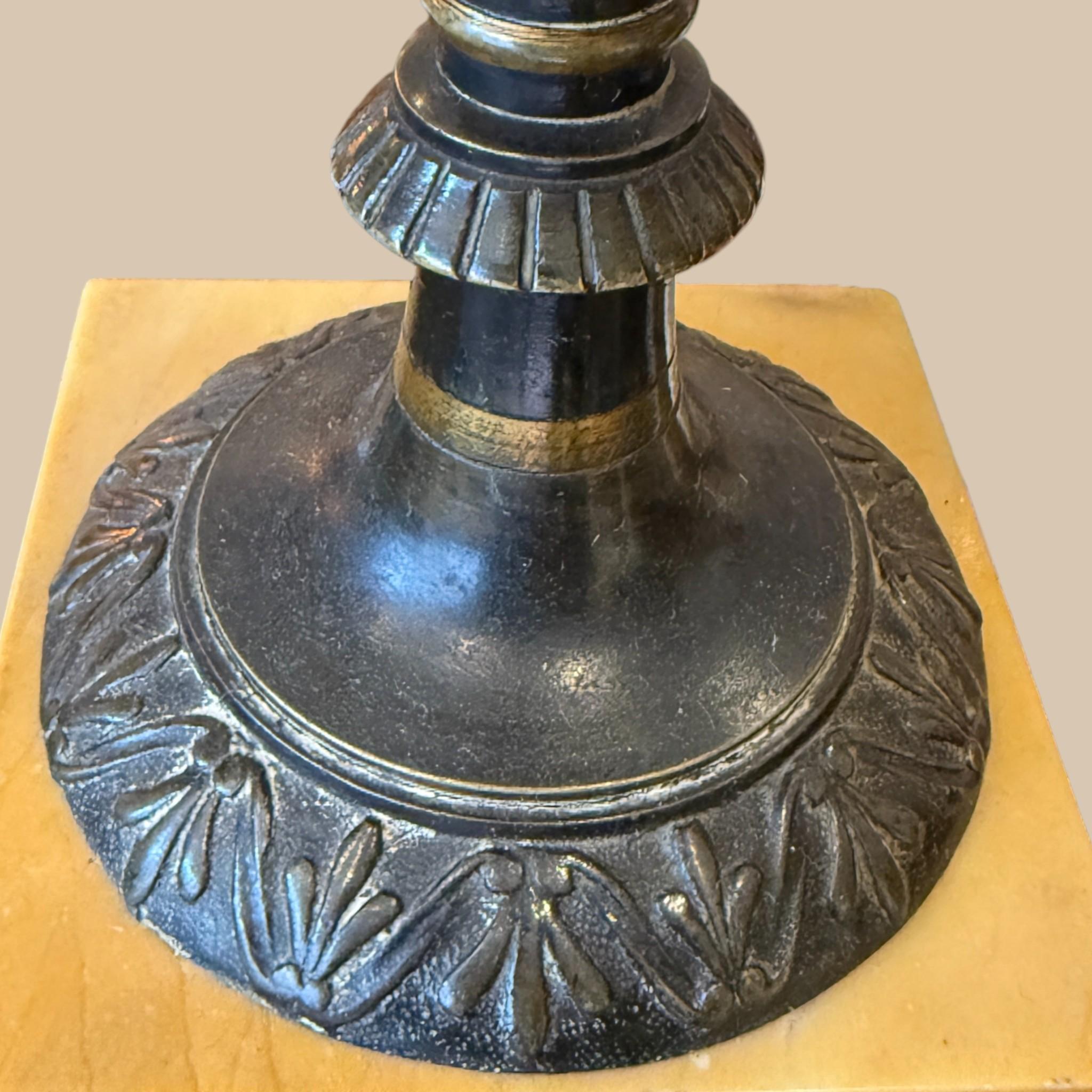 Coppia di cappe in bronzo patinato su basi in marmo di Siena - Inizio XIX secolo in vendita 3