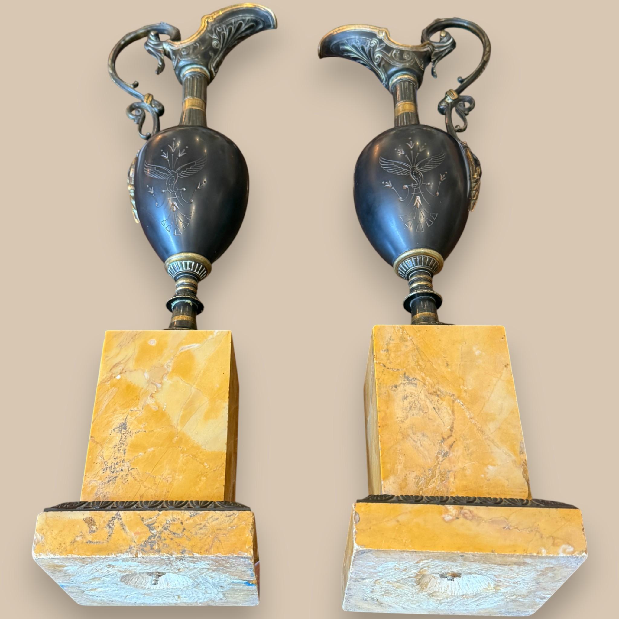 Francese Coppia di cappe in bronzo patinato su basi in marmo di Siena - Inizio XIX secolo in vendita