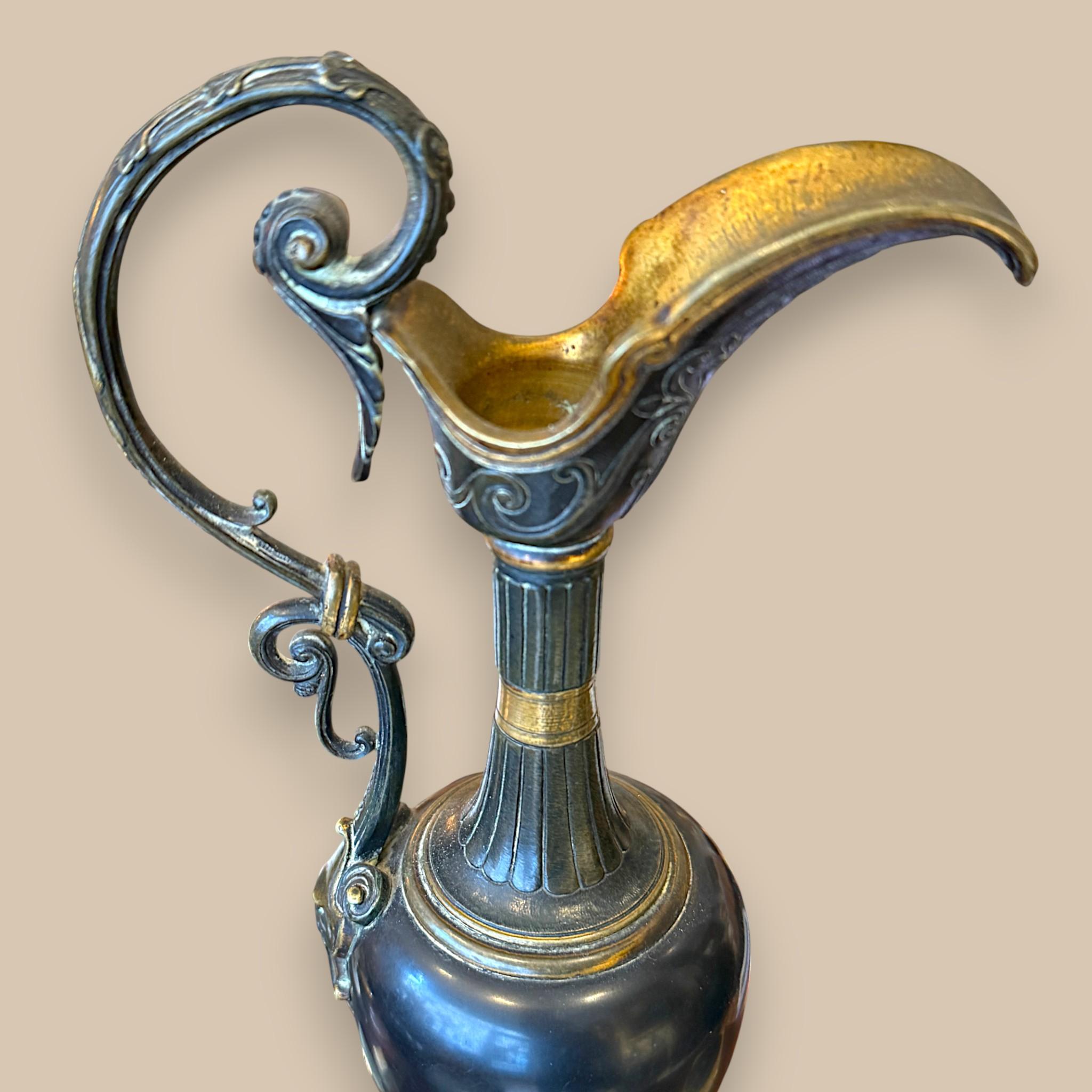 Patinato Coppia di cappe in bronzo patinato su basi in marmo di Siena - Inizio XIX secolo in vendita