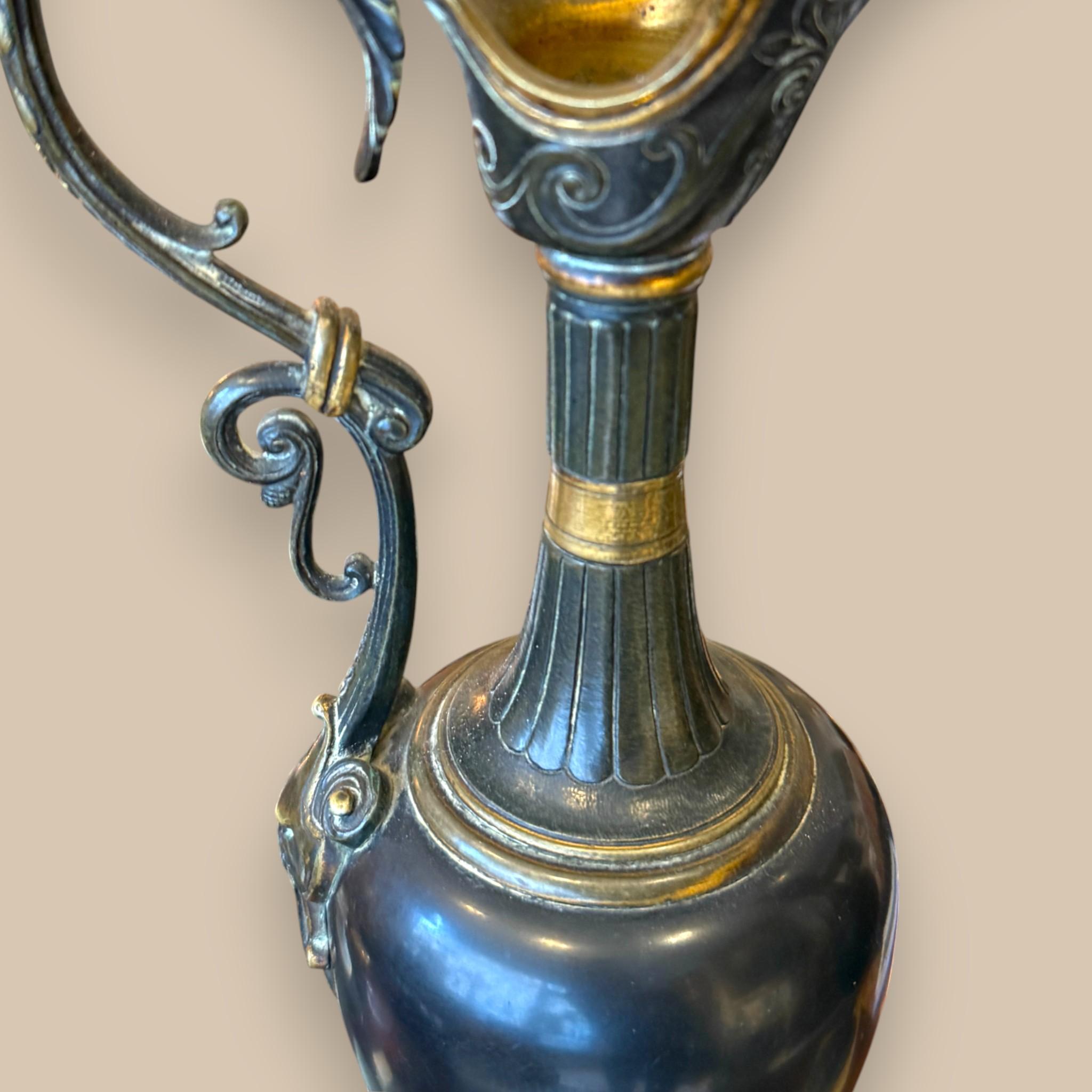 Coppia di cappe in bronzo patinato su basi in marmo di Siena - Inizio XIX secolo In condizioni buone in vendita a NICE, FR