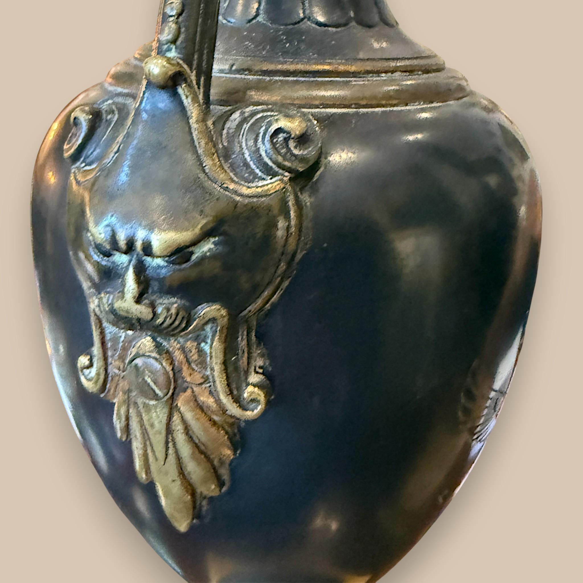 Coppia di cappe in bronzo patinato su basi in marmo di Siena - Inizio XIX secolo in vendita 1