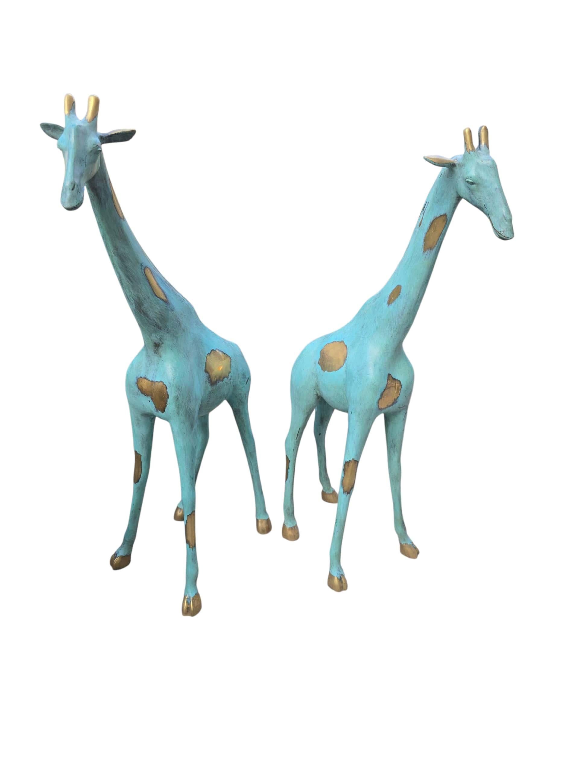 Elegante coppia di sculture di giraffa in bronzo risalenti al XX secolo. Ogni figura è fusa in bronzo con una forma raffinata e parzialmente rifinita con una ricca patina verde che mette in risalto il collo allungato e la postura aggraziata. Il