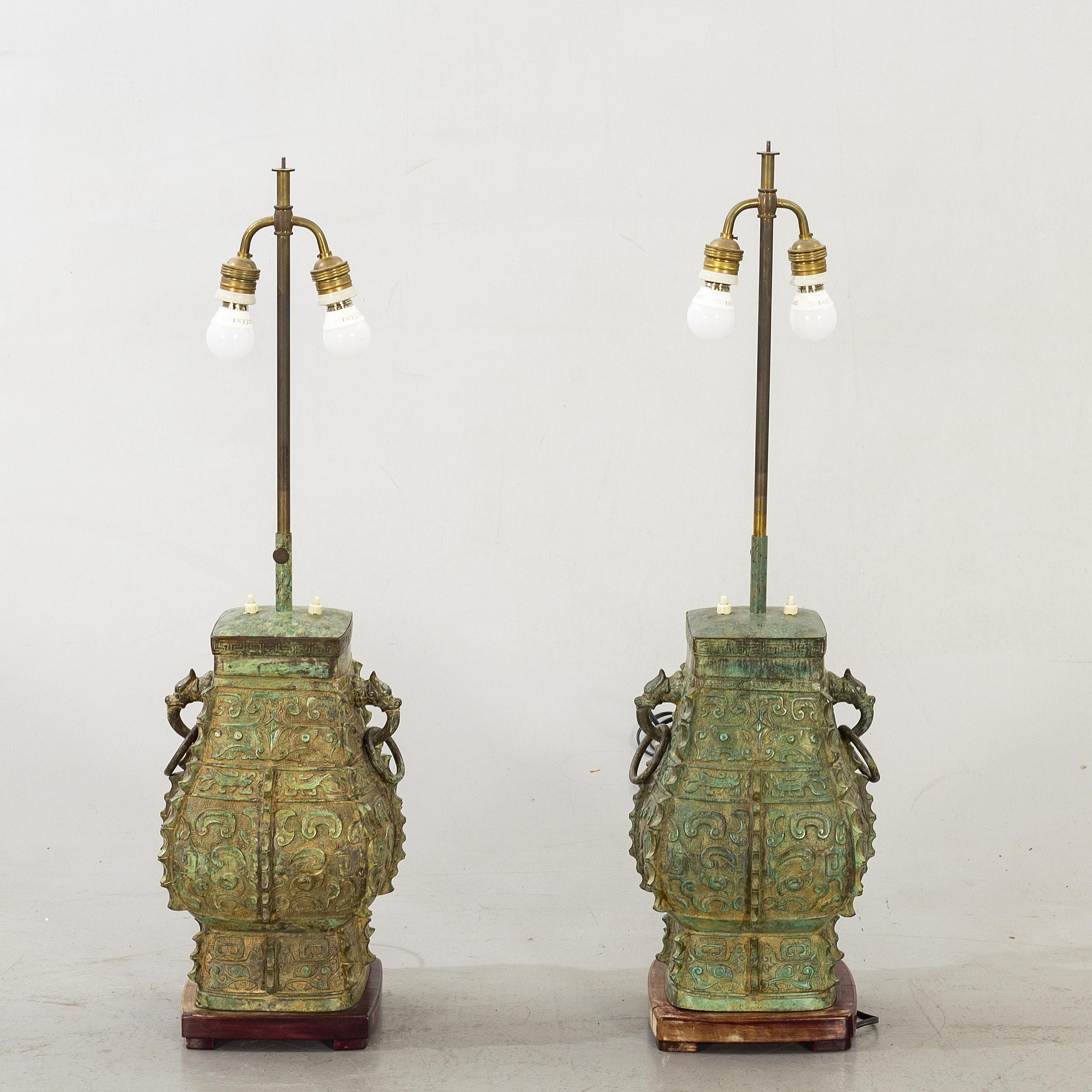 Hollywood Regency  Lampes de table de style James Mont  Patine de bronze « vert de gris » des années 1960  en vente