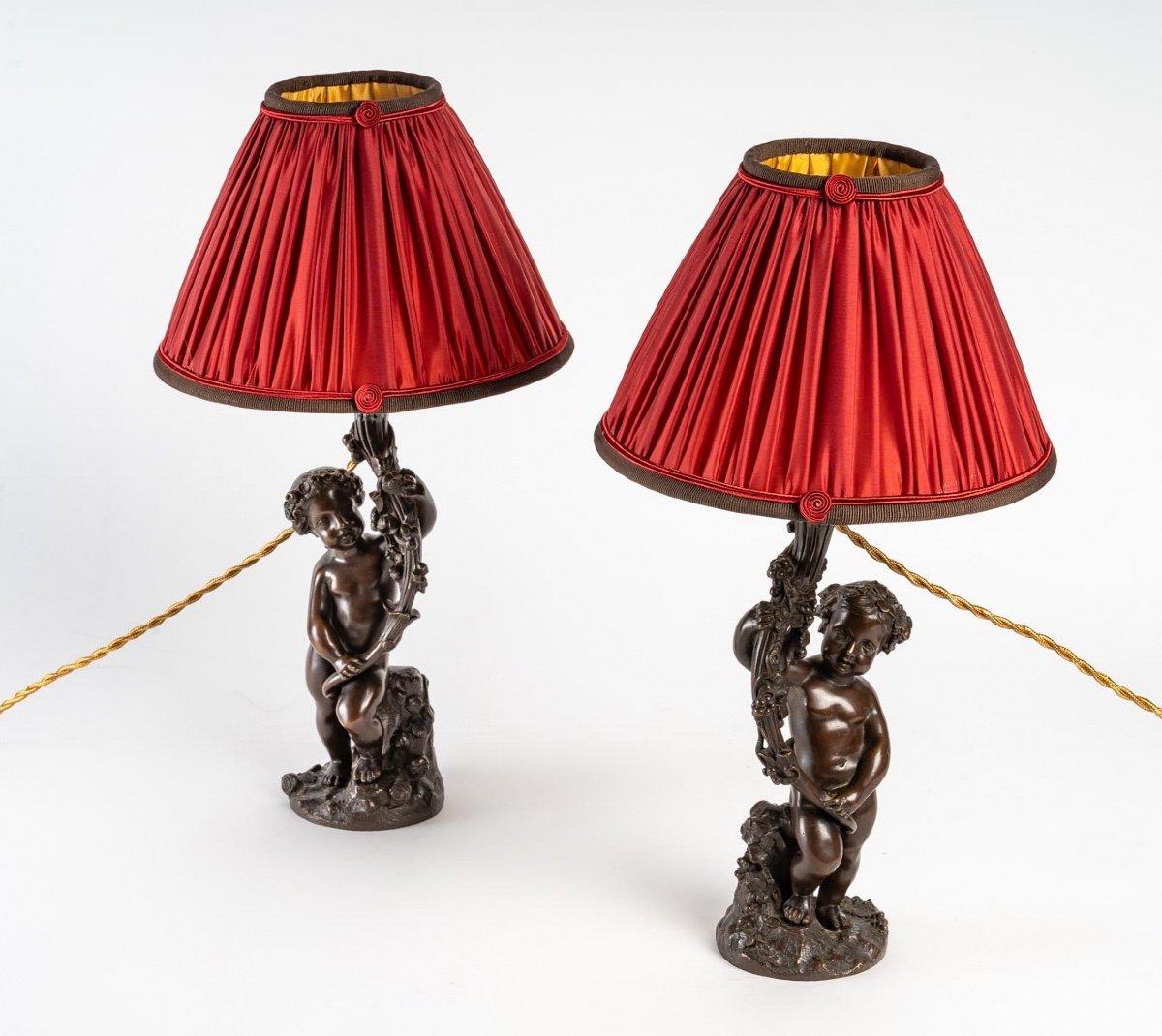 Charming pair of lamps, the feet are in bronze with a medal patina and represent two magnificent Putti with finely chiselled hair.
Of a very high quality of casting, they are leaning on a vine, holding a vine shoot or abundant leaves and bunches of