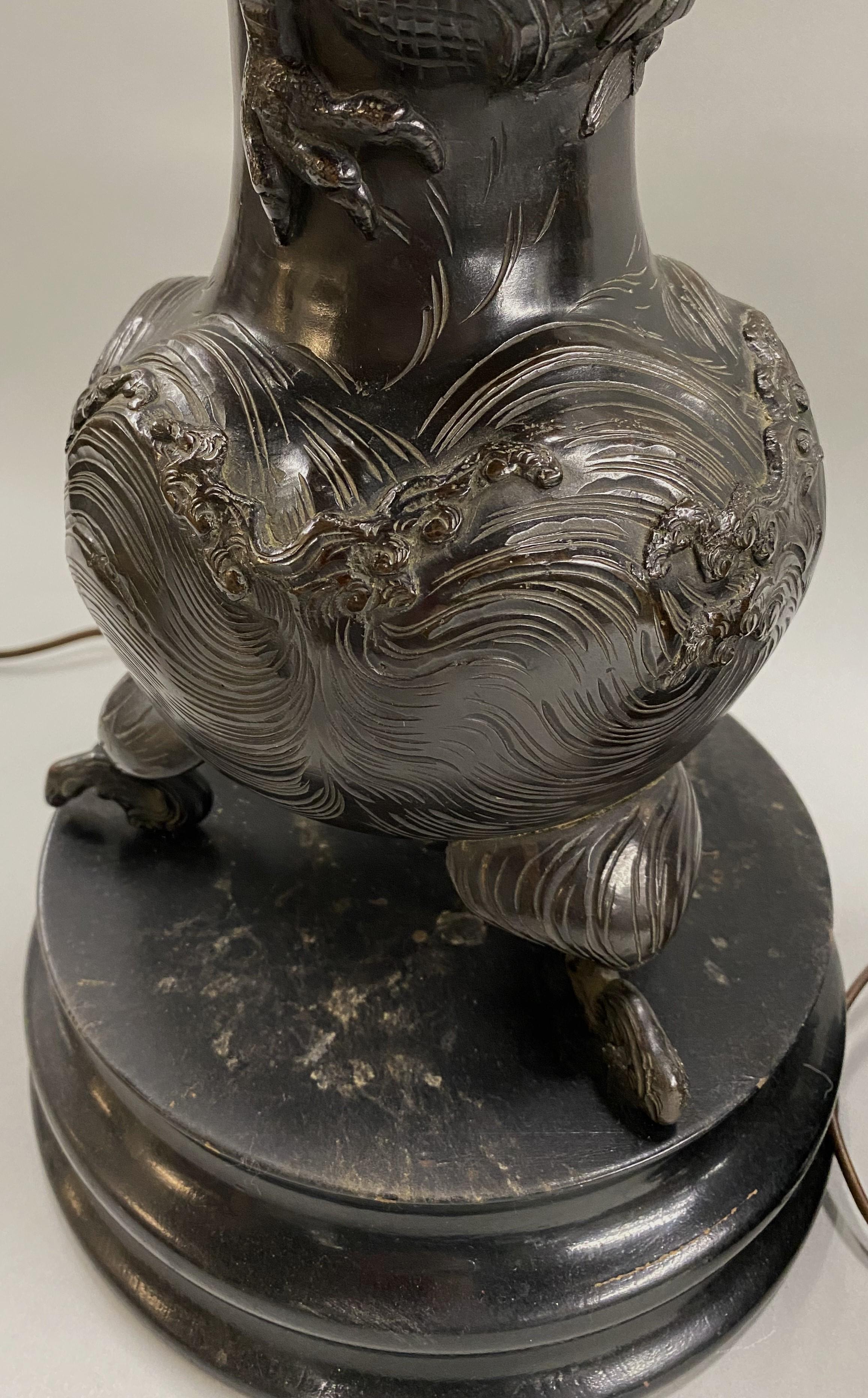 Paar patinierte Meiji-Tischlampen aus Bronze mit Drachenmotiv aus Bronze im Angebot 3