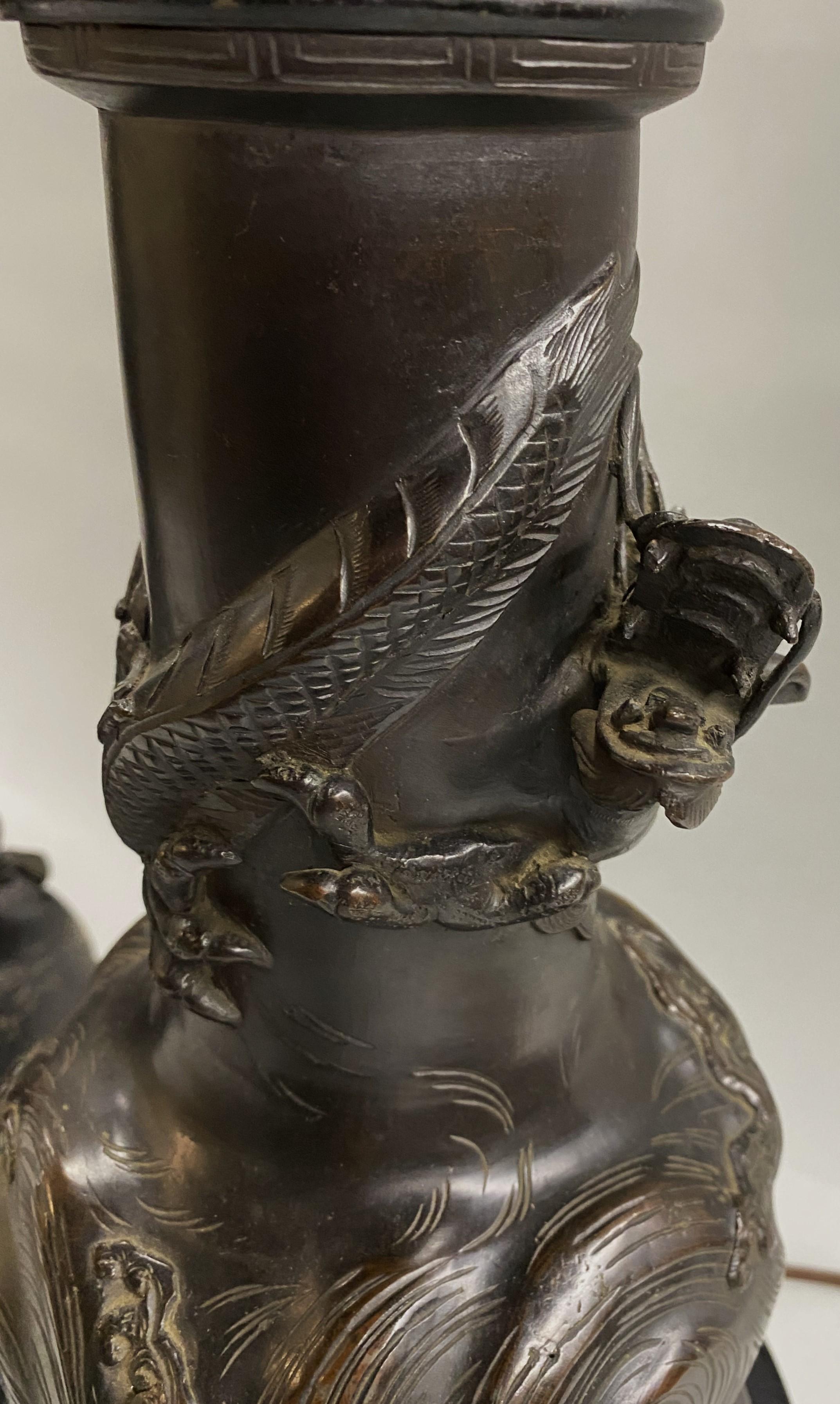 Bronze Paire de lampes de table Meiji en bronze patiné avec motif de dragon en vente