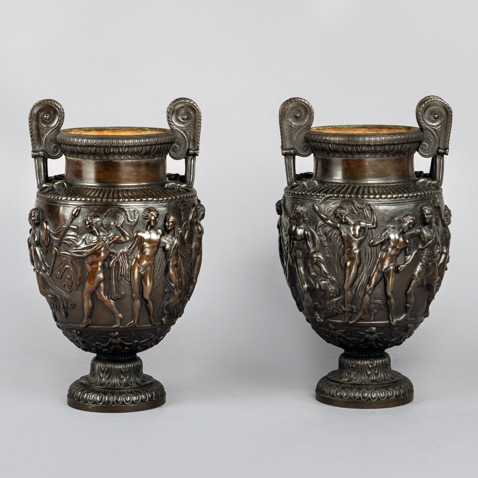 Patiné Paire de modèles en bronze patiné du vase Townley, coulés par Delafontaine en vente