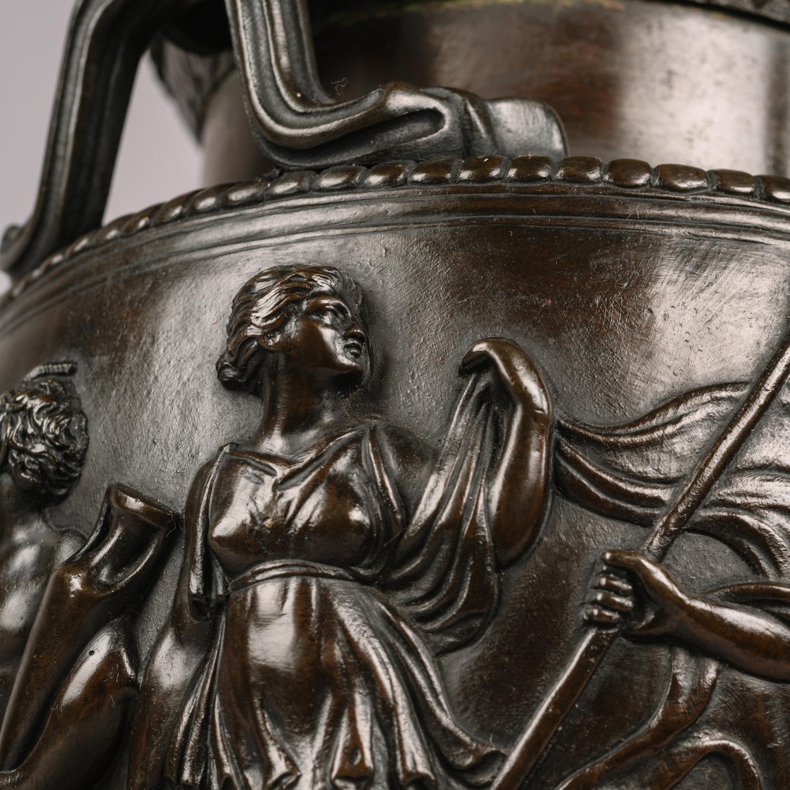 Bronze Paire de modèles en bronze patiné du vase Townley, coulés par Delafontaine en vente