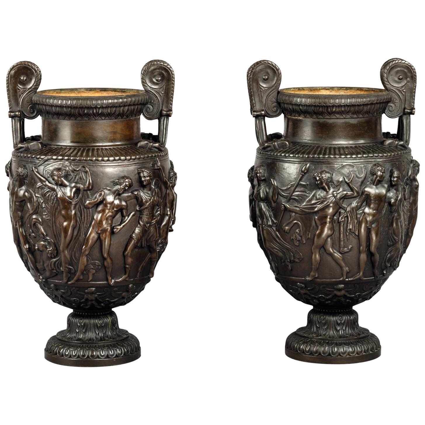 Coppia di modelli in bronzo patinato del vaso Townley fusi da Delafontaine