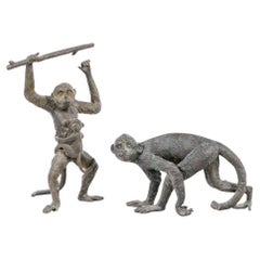 Paire de figures de singes en bronze patiné