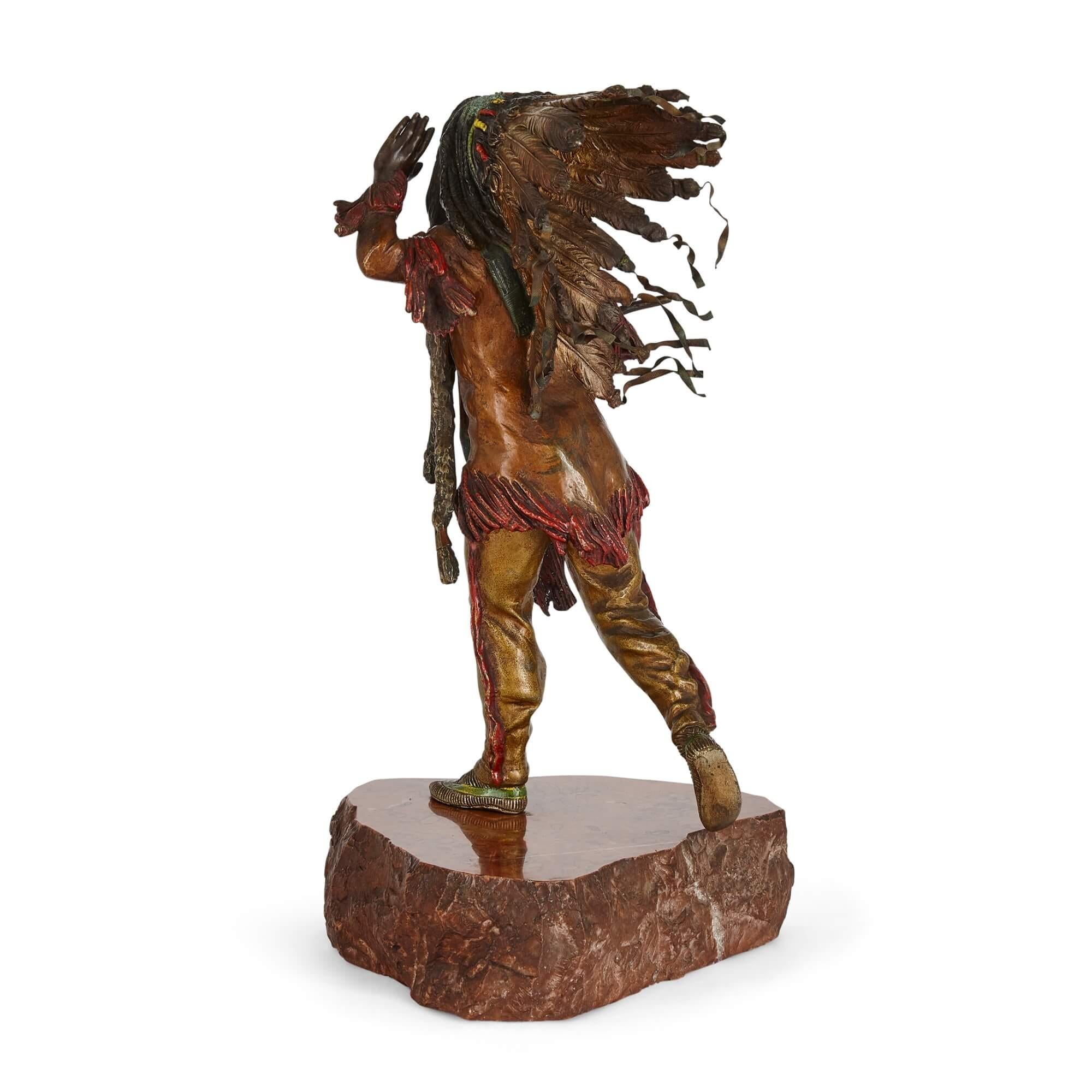 Paire de figures amérindiennes en bronze patiné d'après Kauba  Bon état - En vente à London, GB