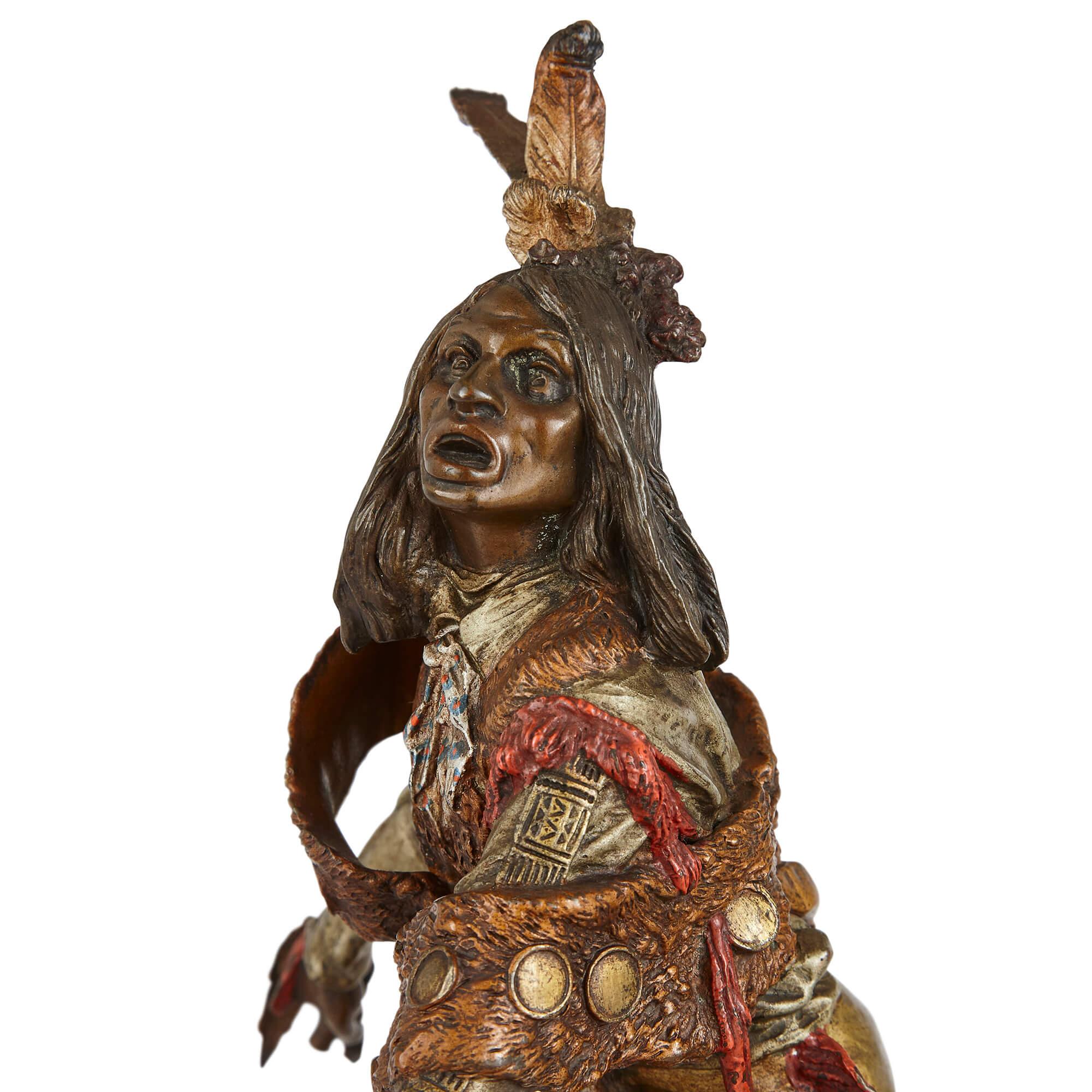 20ième siècle Paire de figures amérindiennes en bronze patiné d'après Kauba  en vente
