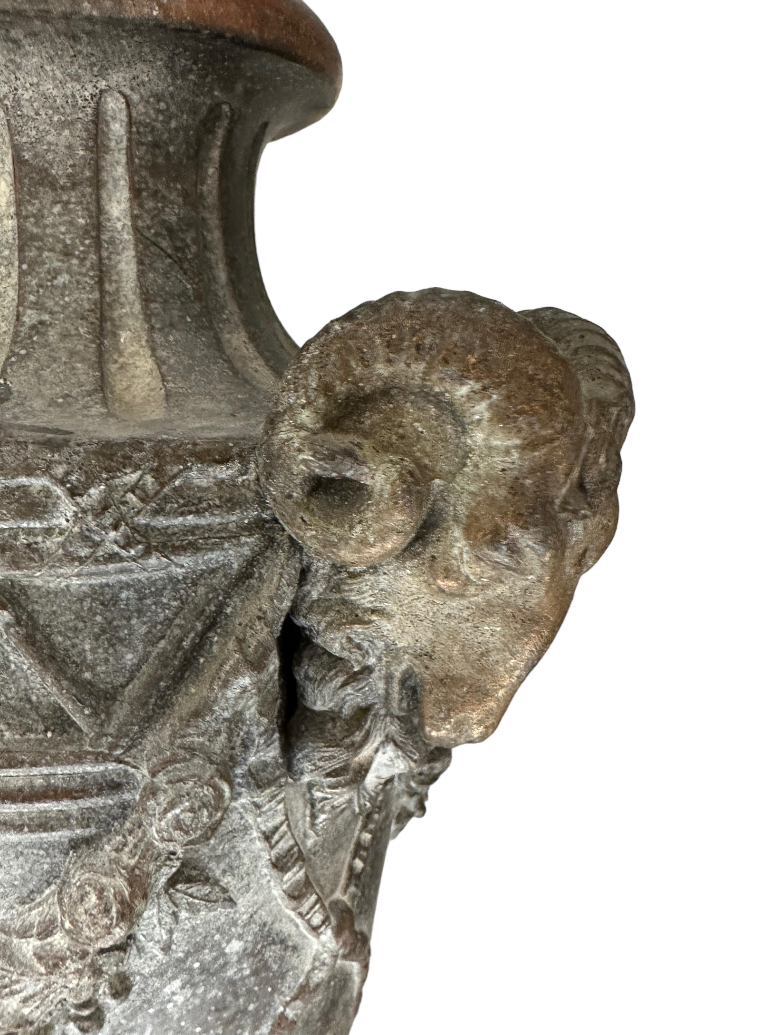 Paar Bacchanalian-Vasen aus patinierter Bronze oder Metall mit Marmorsockel, Paar im Angebot 4