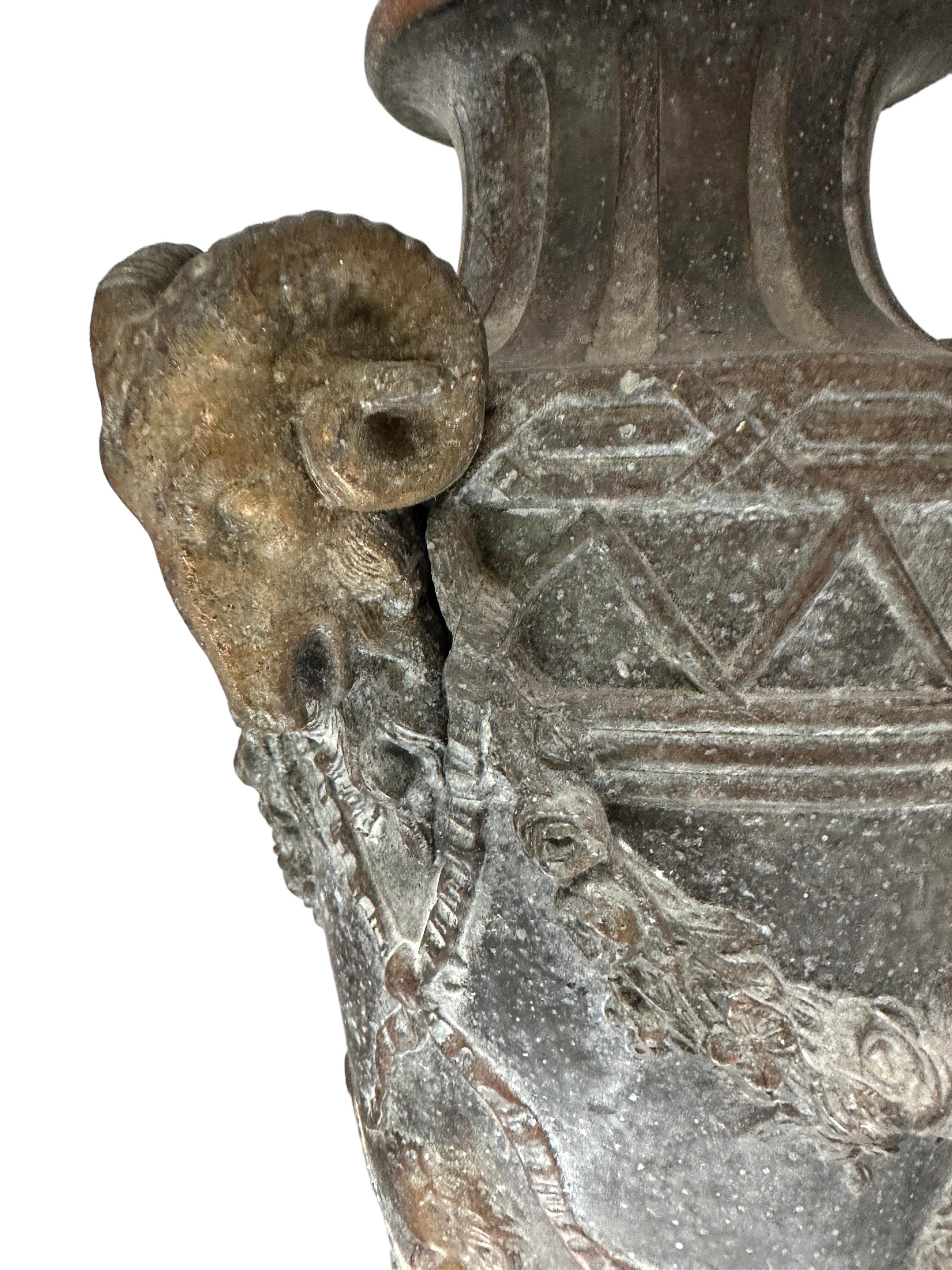 Paar Bacchanalian-Vasen aus patinierter Bronze oder Metall mit Marmorsockel, Paar im Angebot 5