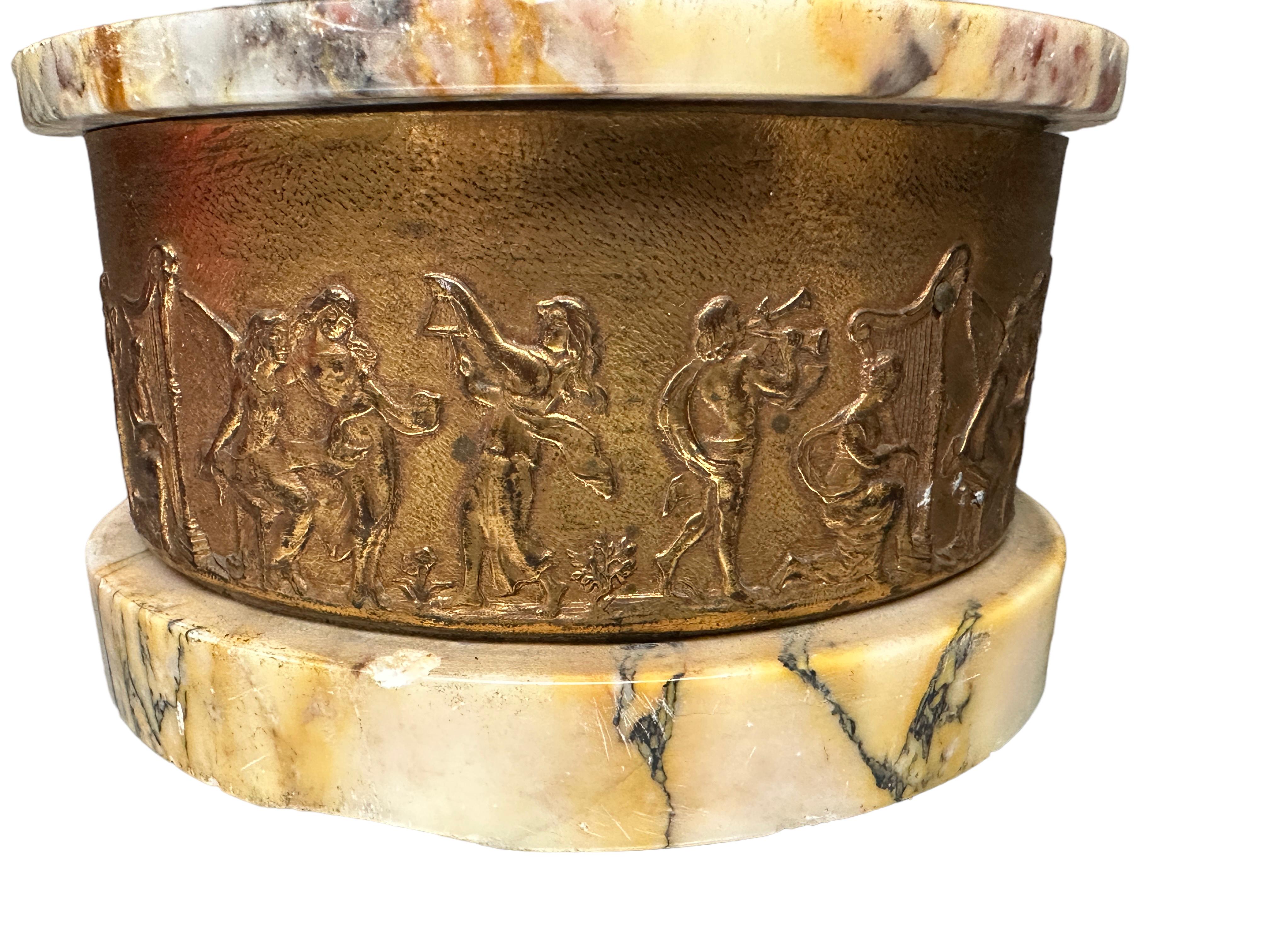 Paar Bacchanalian-Vasen aus patinierter Bronze oder Metall mit Marmorsockel, Paar im Angebot 6