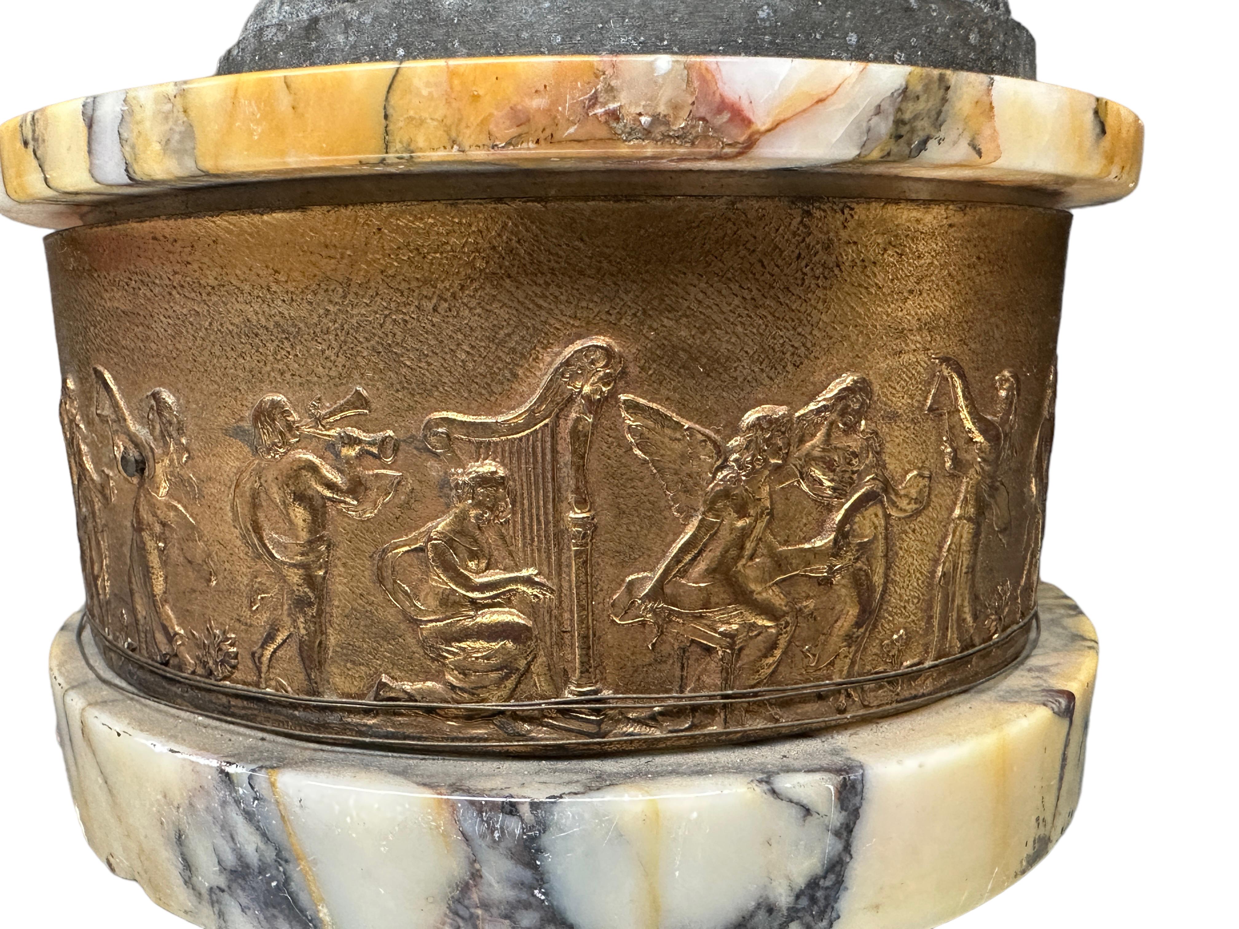 Paar Bacchanalian-Vasen aus patinierter Bronze oder Metall mit Marmorsockel, Paar im Angebot 7