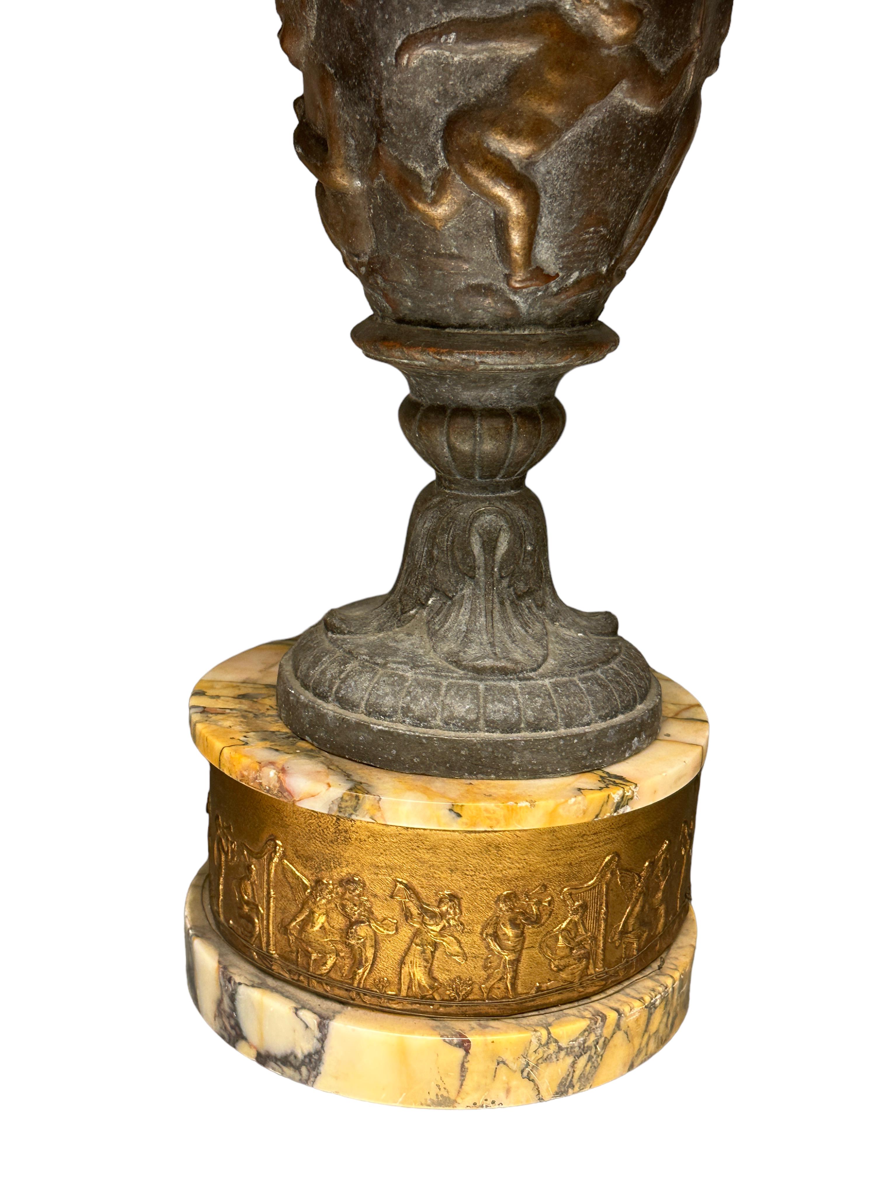 Paar Bacchanalian-Vasen aus patinierter Bronze oder Metall mit Marmorsockel, Paar (Deutsch) im Angebot