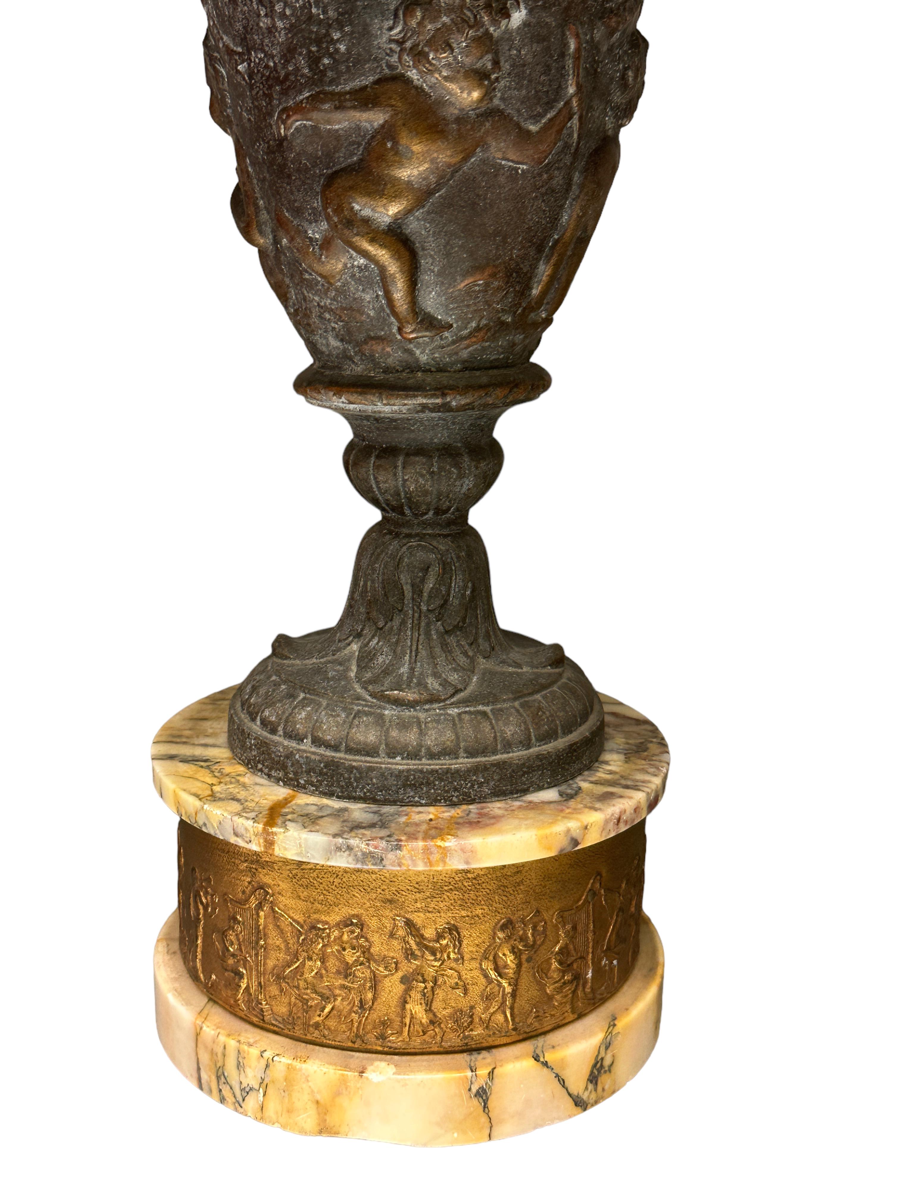 Paar Bacchanalian-Vasen aus patinierter Bronze oder Metall mit Marmorsockel, Paar (Handgefertigt) im Angebot