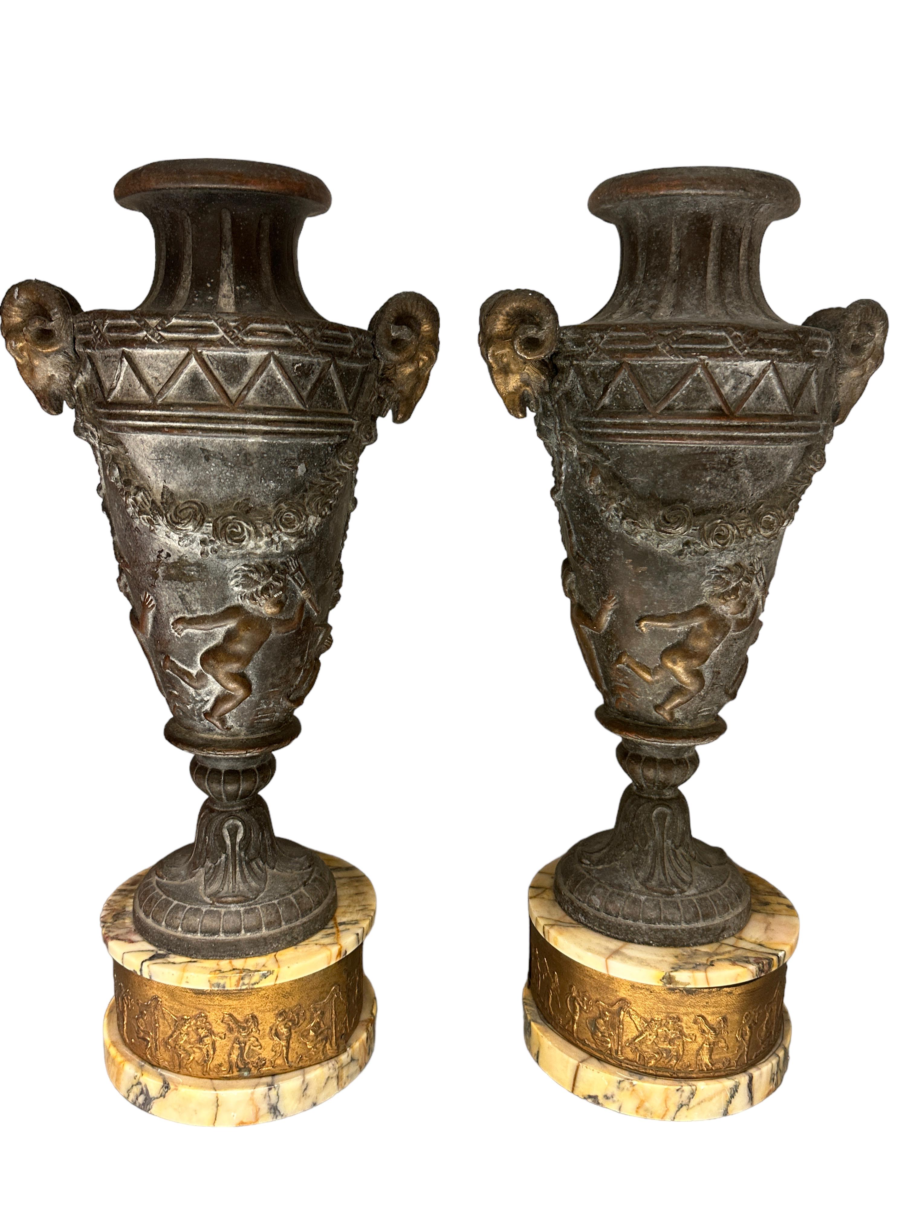 Paar Bacchanalian-Vasen aus patinierter Bronze oder Metall mit Marmorsockel, Paar (20. Jahrhundert) im Angebot