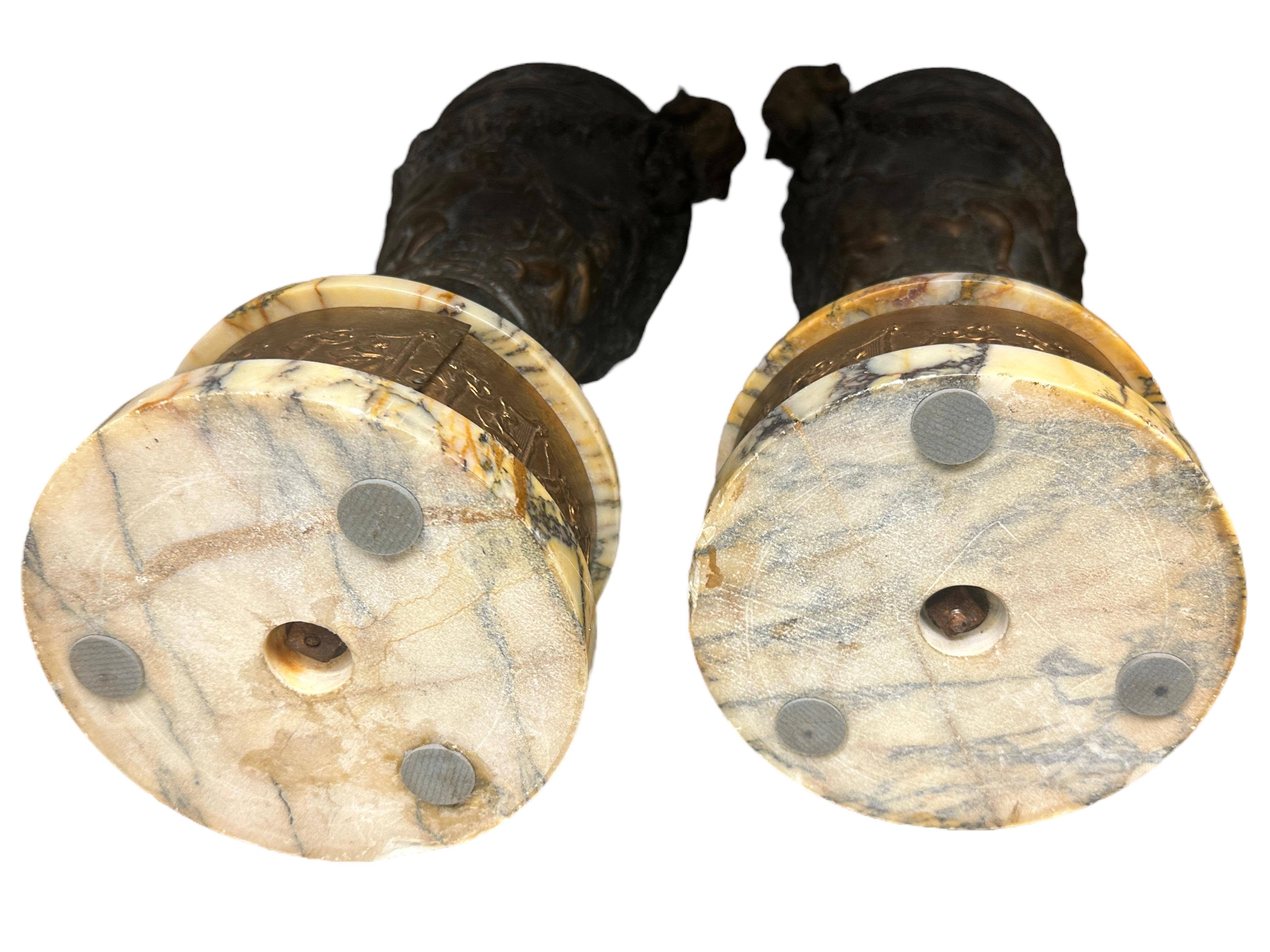 Paar Bacchanalian-Vasen aus patinierter Bronze oder Metall mit Marmorsockel, Paar im Angebot 2