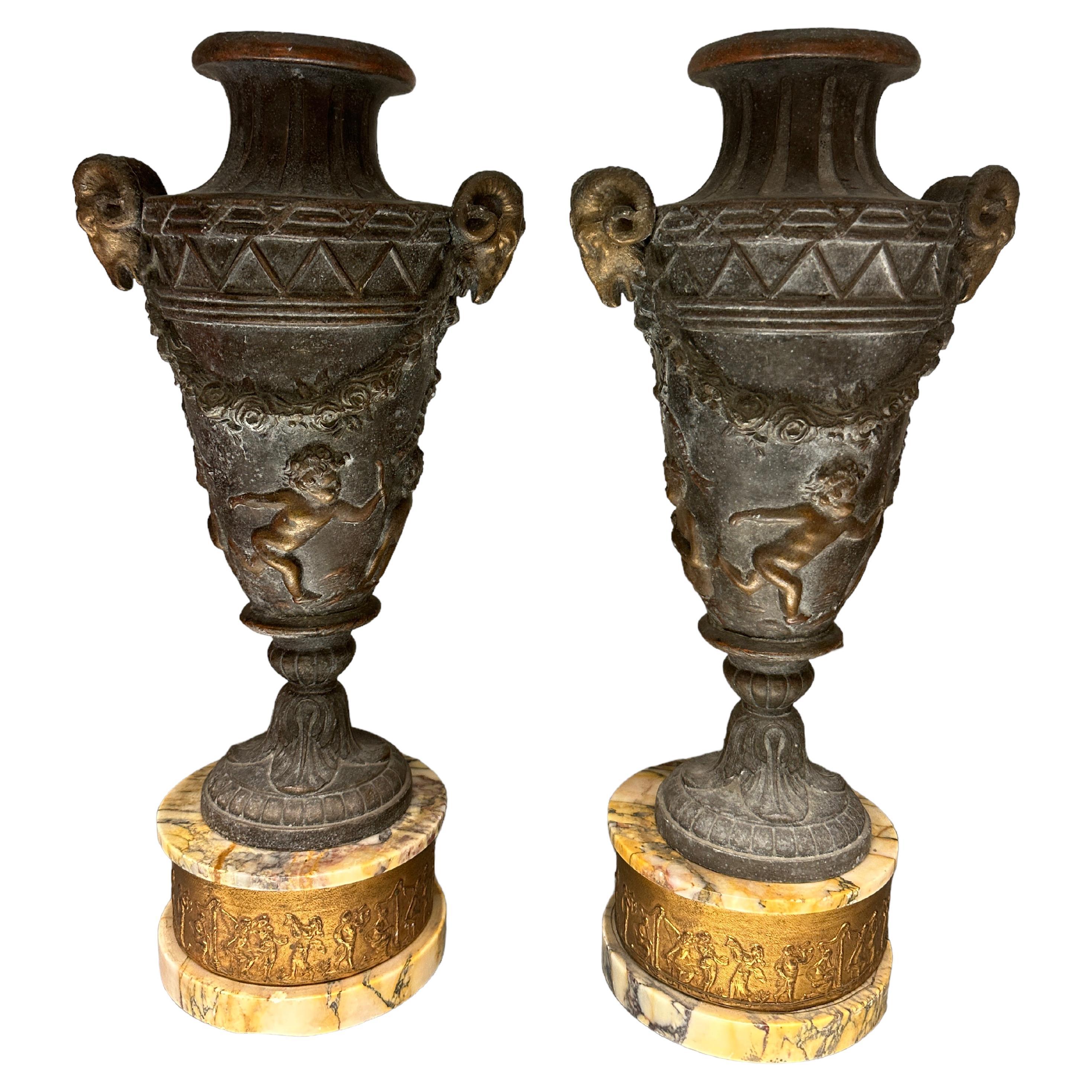 Coppia di vasi baccanali in bronzo patinato o metallo con base in marmo in vendita