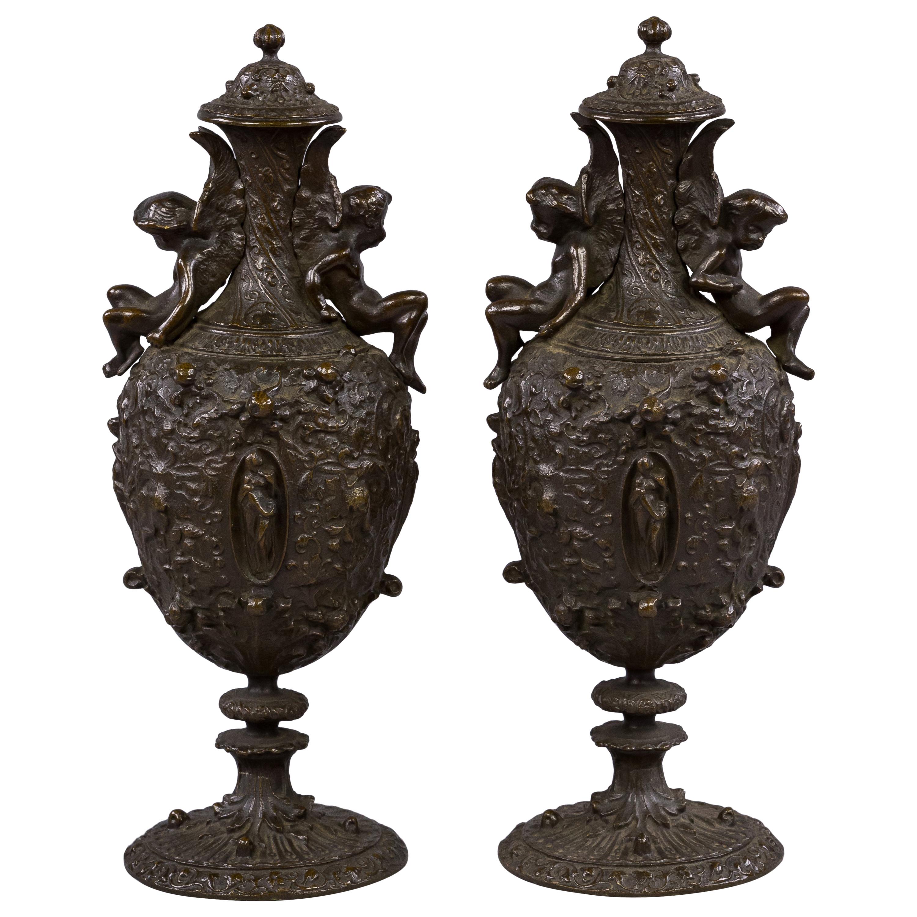 Coppia di urne coperte in bronzo patinato in stile rinascimentale, 1875 circa