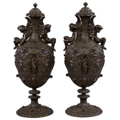 Coppia di urne coperte in bronzo patinato in stile rinascimentale, 1875 circa
