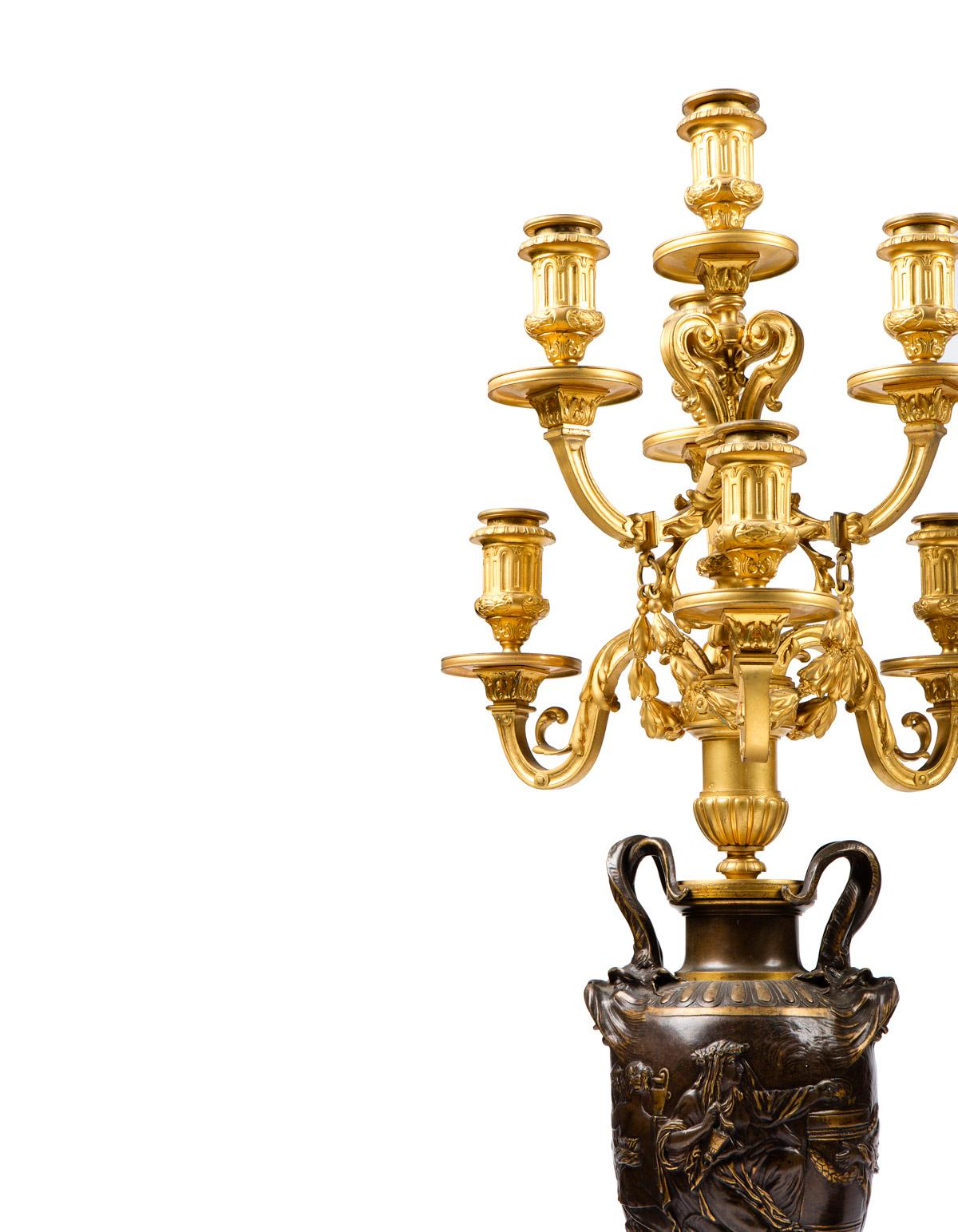 Coppia di candelabri a sette luci in stile neoclassico in bronzo patinato e dorato
da FERDINAND BARBEDIENNE
In condizioni originali, questa coppia non è mai stata toccata.