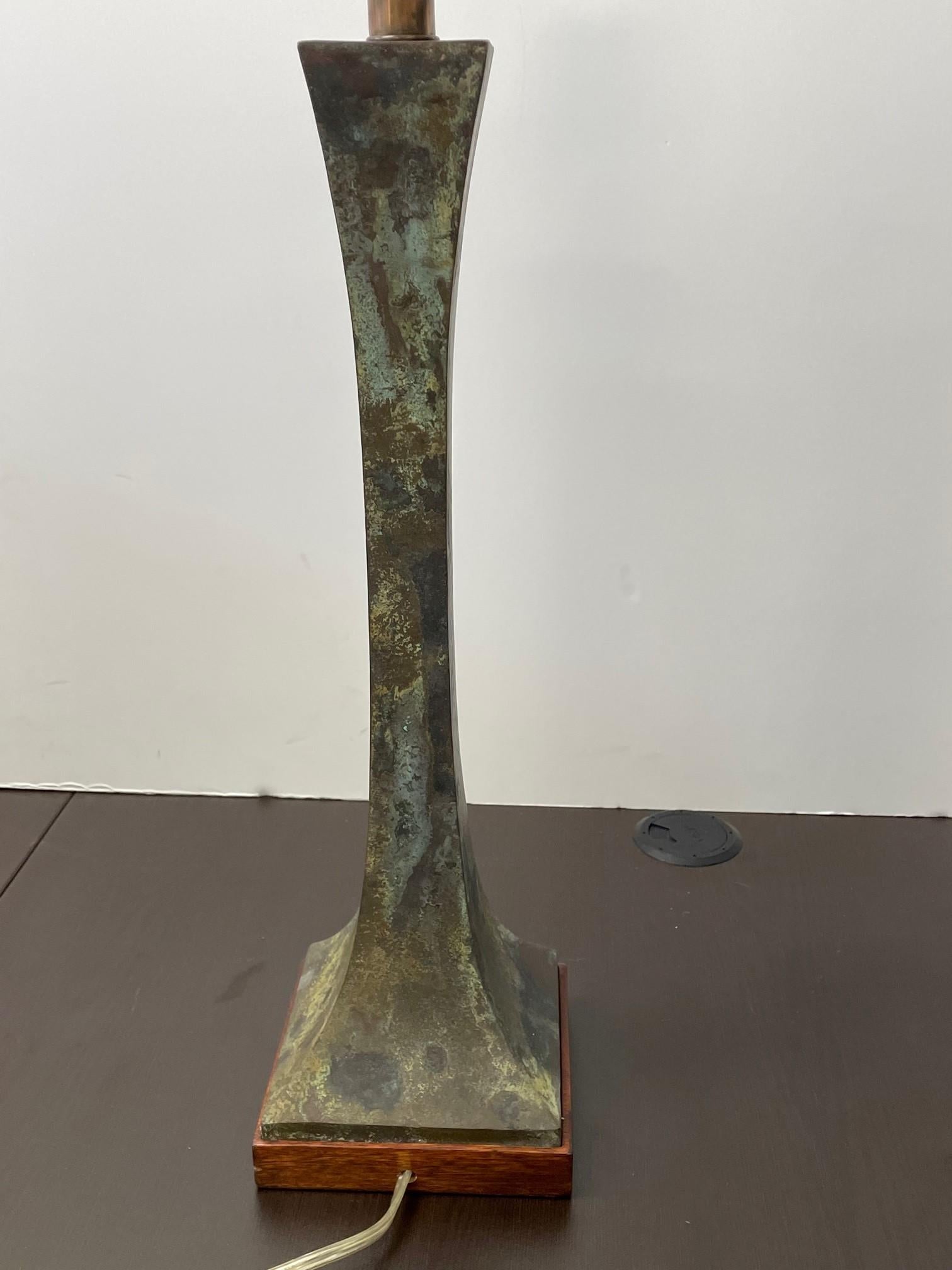 Mid-Century Modern Paire de lampes de bureau en bronze patiné, Stewart Ross James, Hansen Lighting Co en vente
