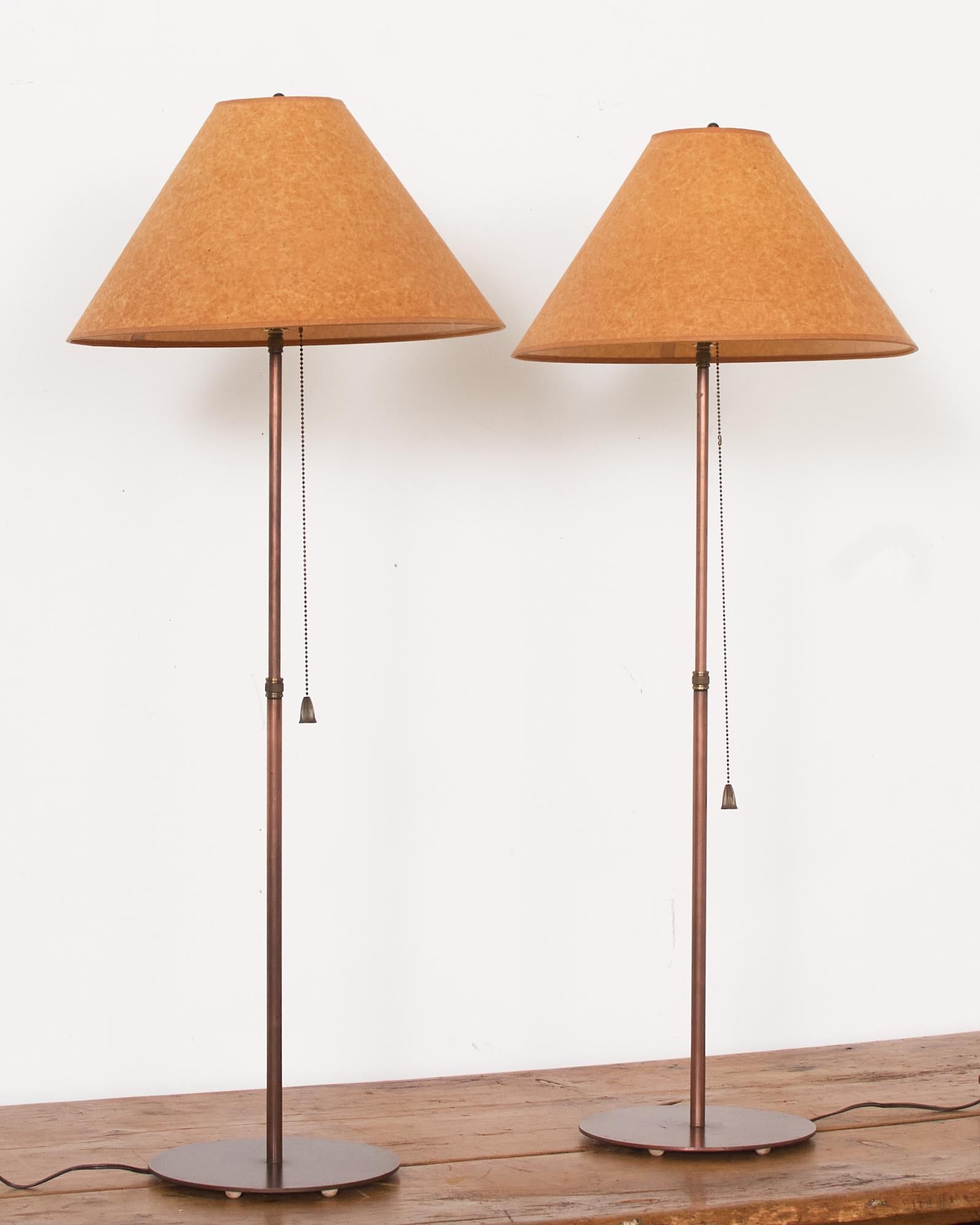 Paar höhenverstellbare Tischlampen aus patiniertem bronziertem Eisen (Moderne der Mitte des Jahrhunderts) im Angebot