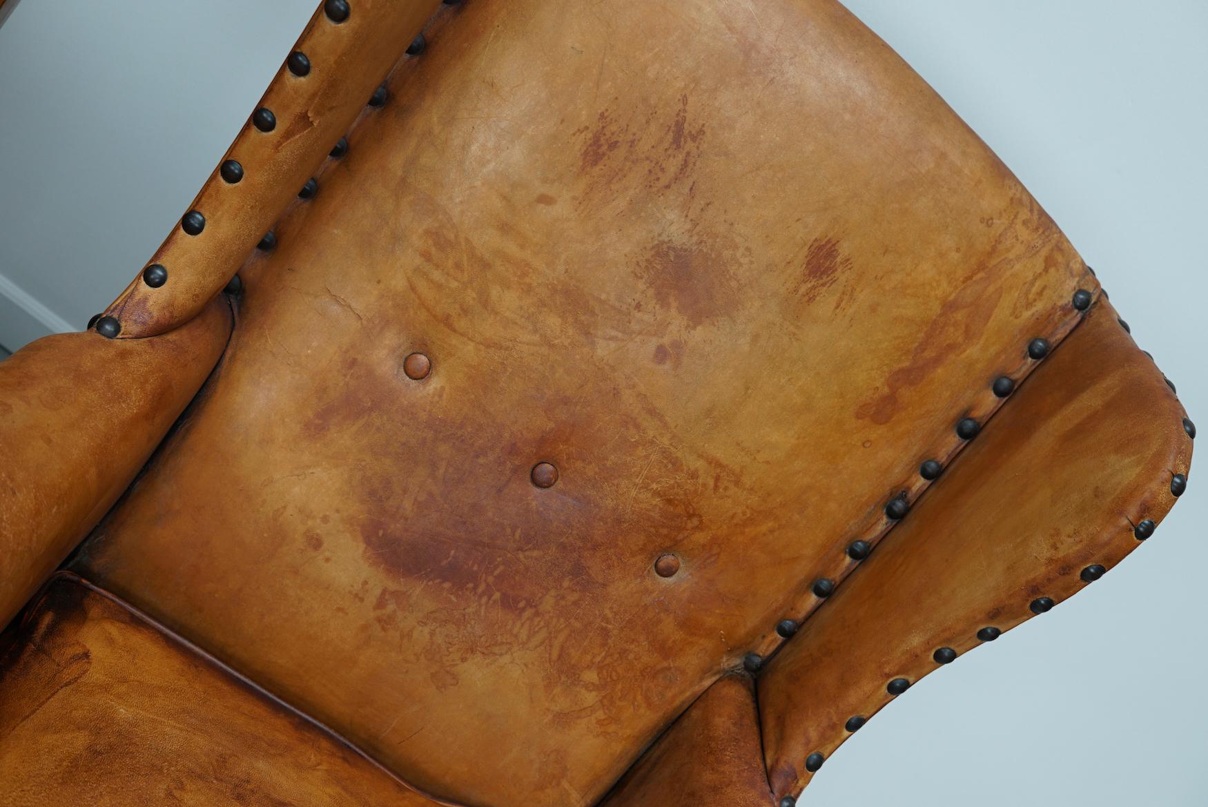Paire de fauteuils club en cuir cognac patiné à dossier de type hollandais en vente 4