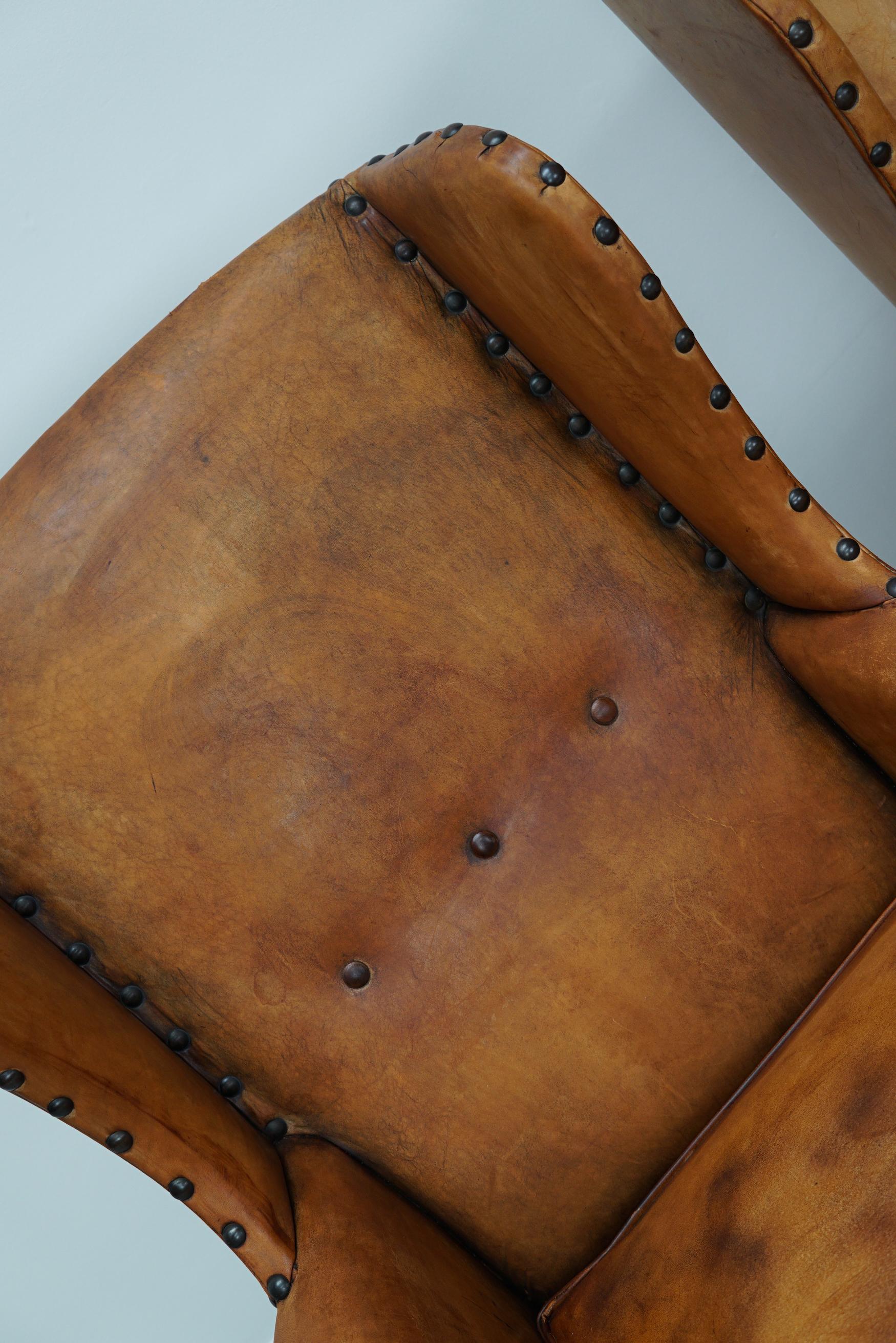 Paire de fauteuils club en cuir cognac patiné à dossier de type hollandais en vente 5