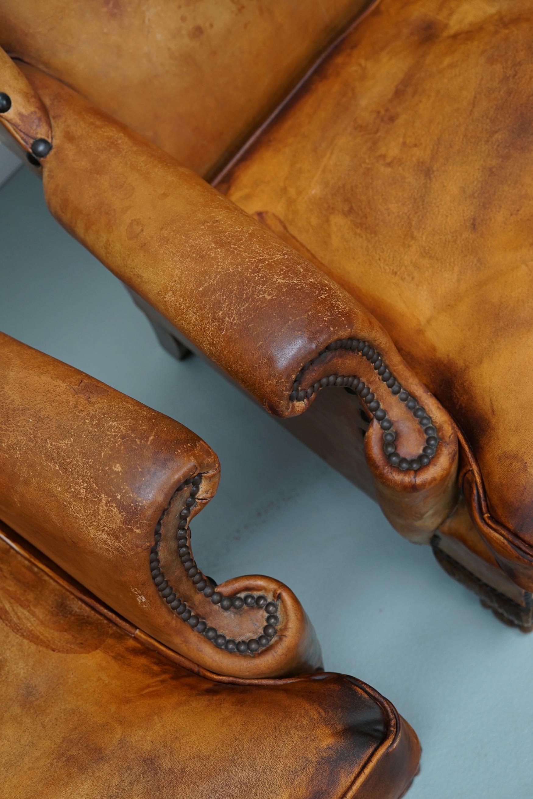 Paire de fauteuils club en cuir cognac patiné à dossier de type hollandais en vente 6