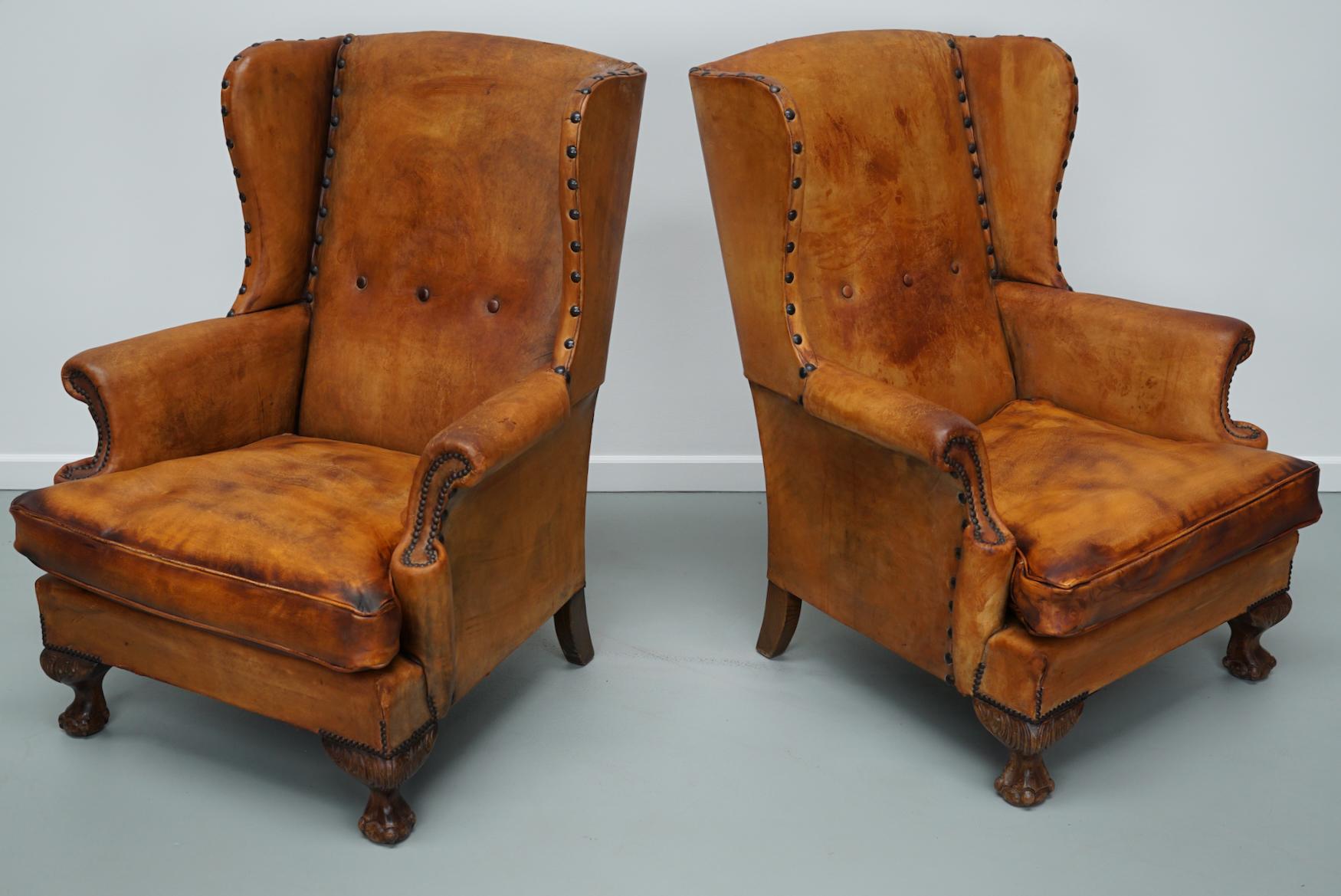 Paire de fauteuils club en cuir cognac patiné à dossier de type hollandais en vente 7