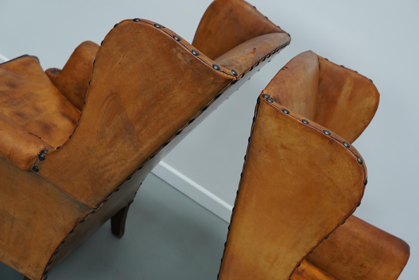 Paire de fauteuils club en cuir cognac patiné à dossier de type hollandais en vente 9