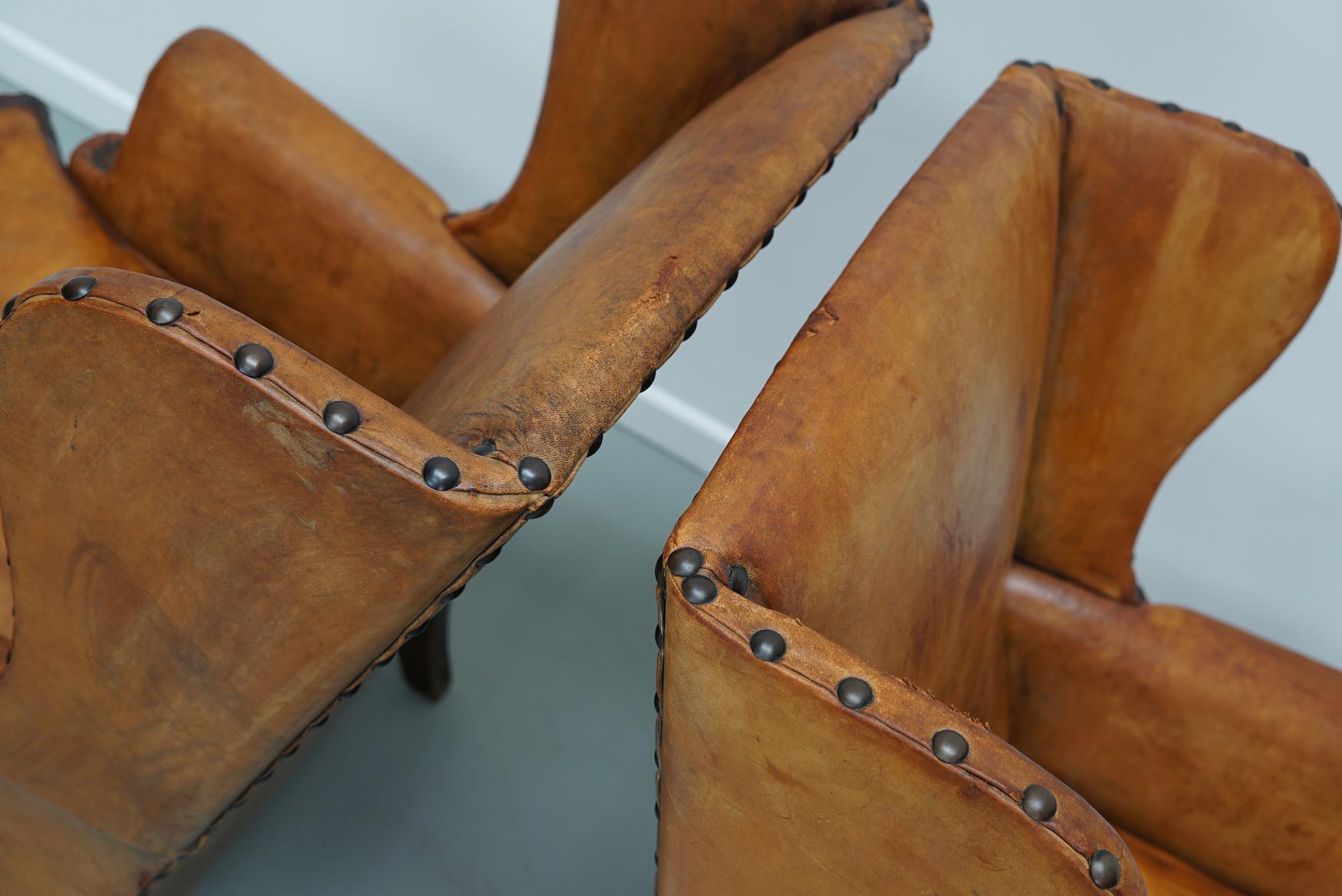 Paire de fauteuils club en cuir cognac patiné à dossier de type hollandais en vente 10