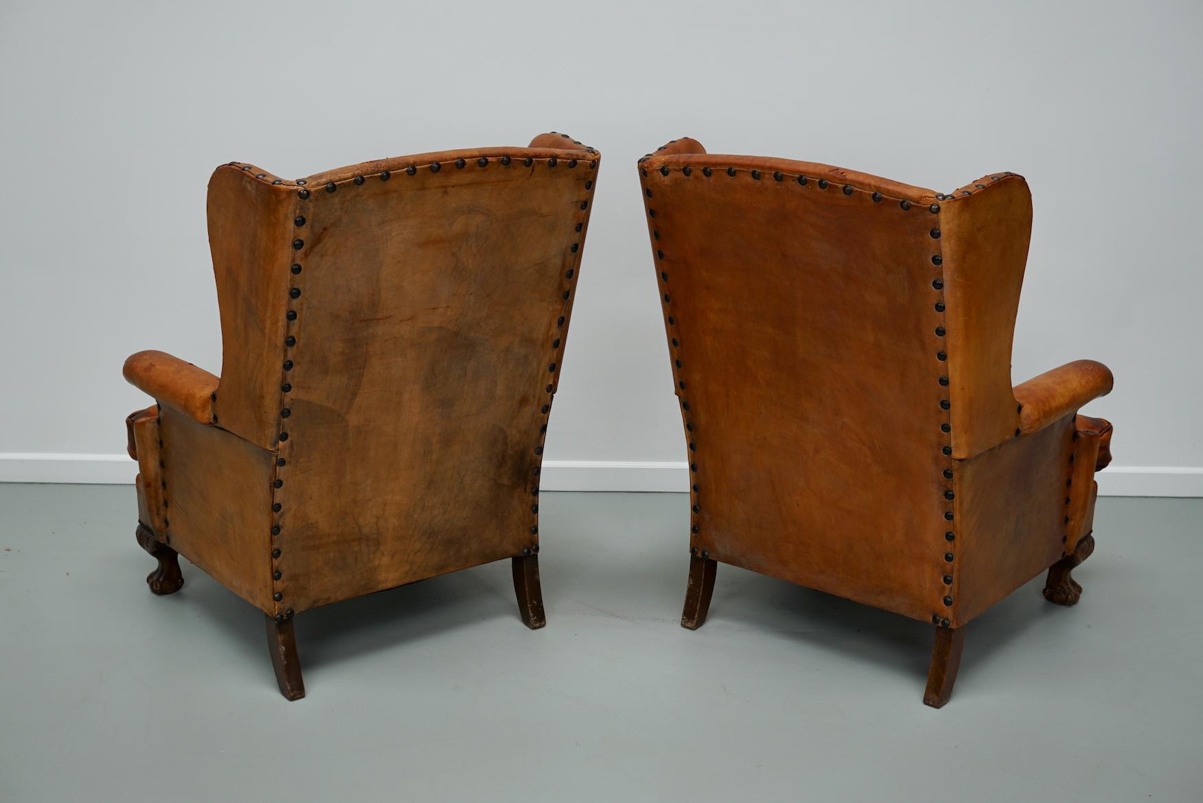 Paire de fauteuils club en cuir cognac patiné à dossier de type hollandais en vente 11