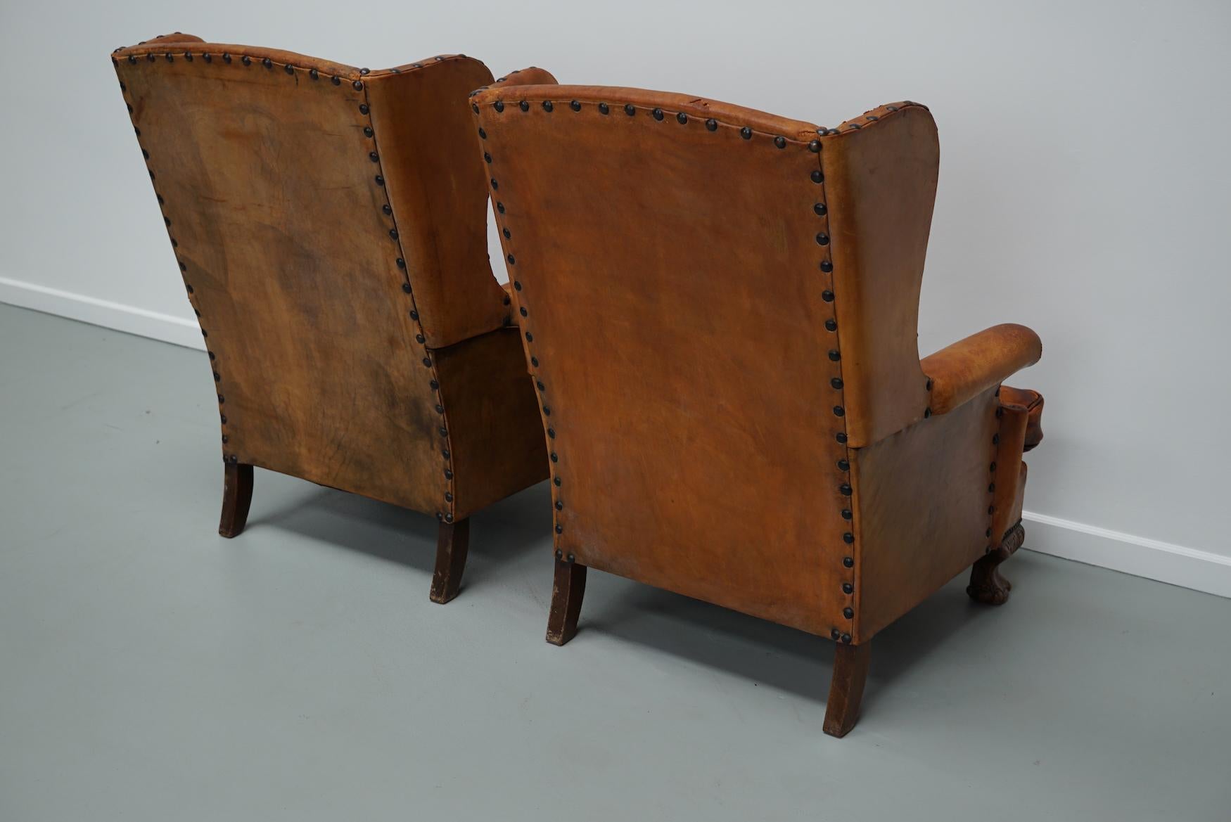 Paire de fauteuils club en cuir cognac patiné à dossier de type hollandais en vente 12