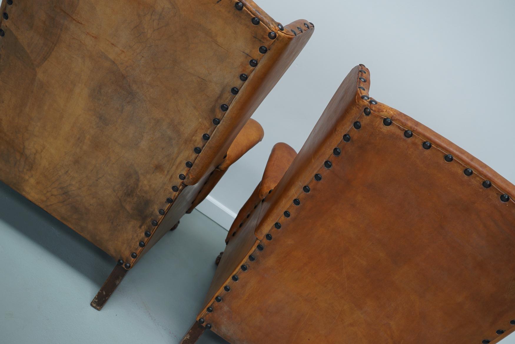 Paire de fauteuils club en cuir cognac patiné à dossier de type hollandais en vente 13