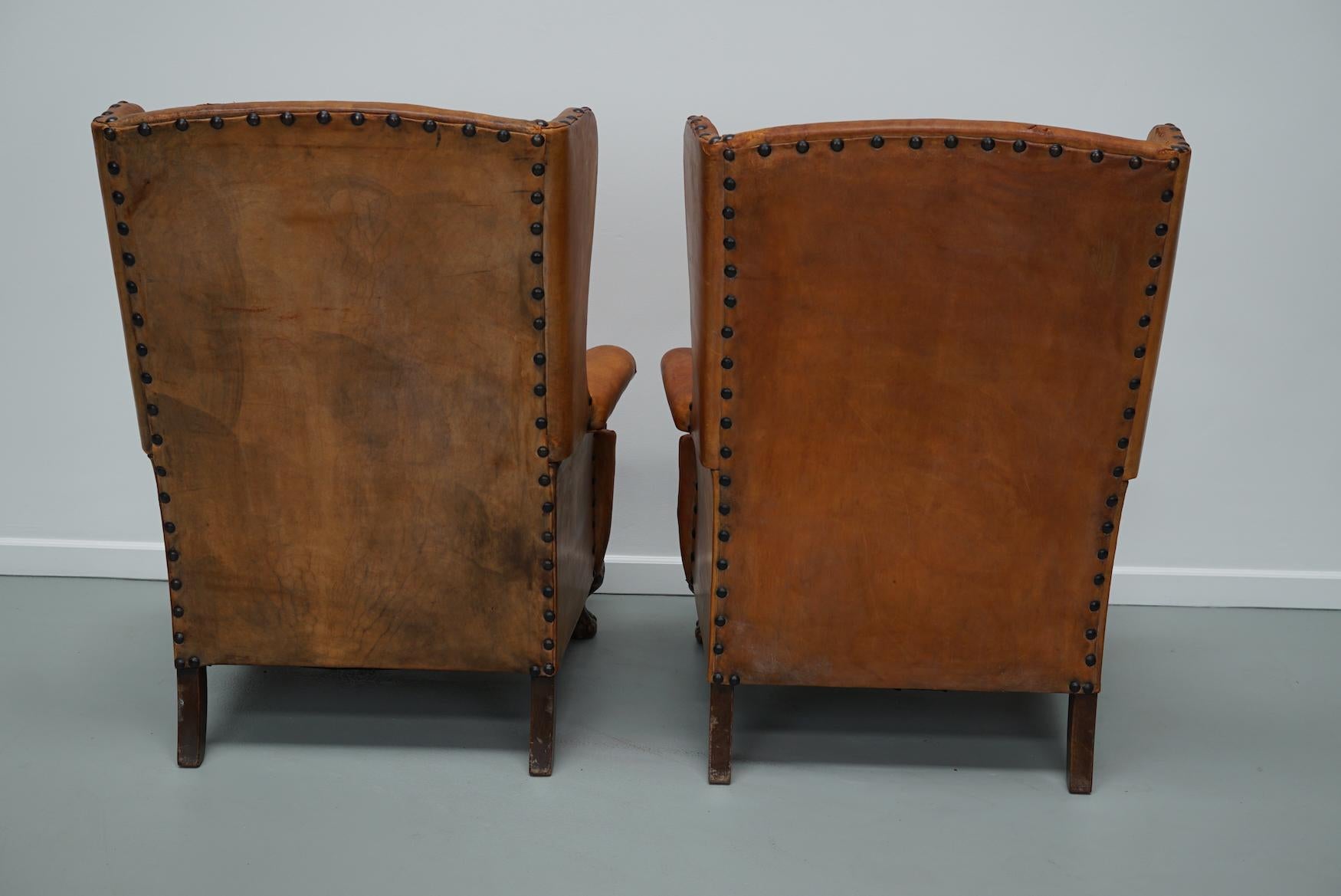Paire de fauteuils club en cuir cognac patiné à dossier de type hollandais en vente 14