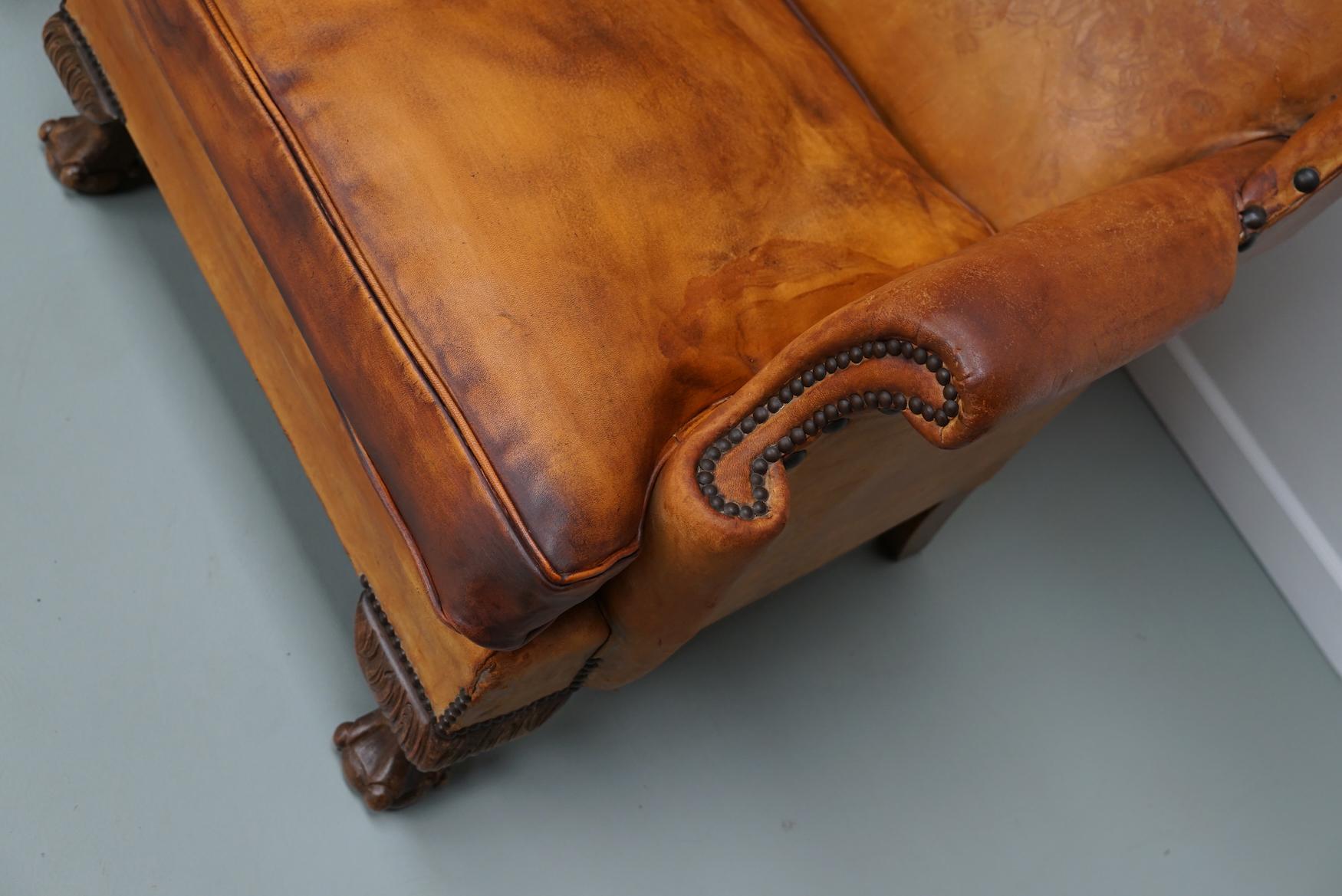 Néerlandais Paire de fauteuils club en cuir cognac patiné à dossier de type hollandais en vente