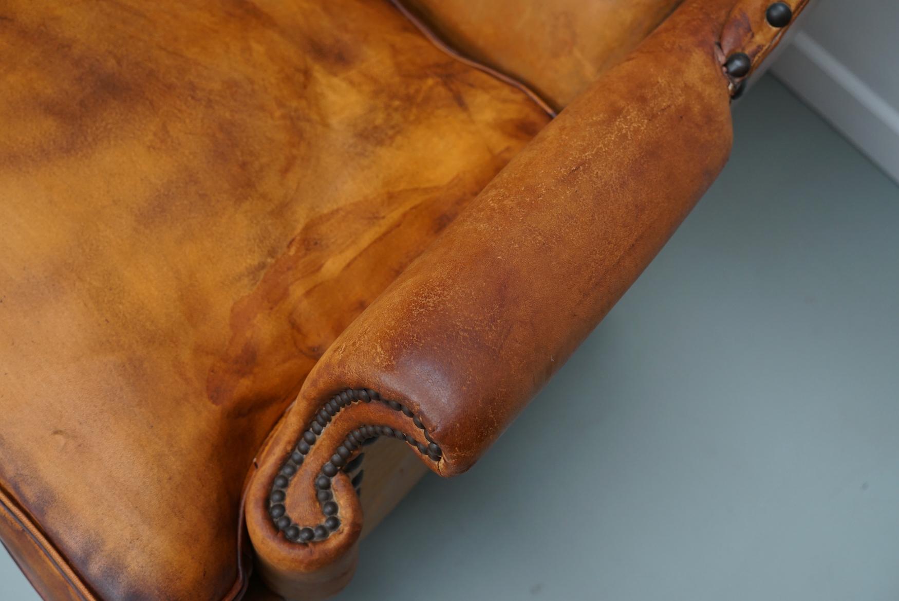 Paire de fauteuils club en cuir cognac patiné à dossier de type hollandais Bon état - En vente à Nijmegen, NL